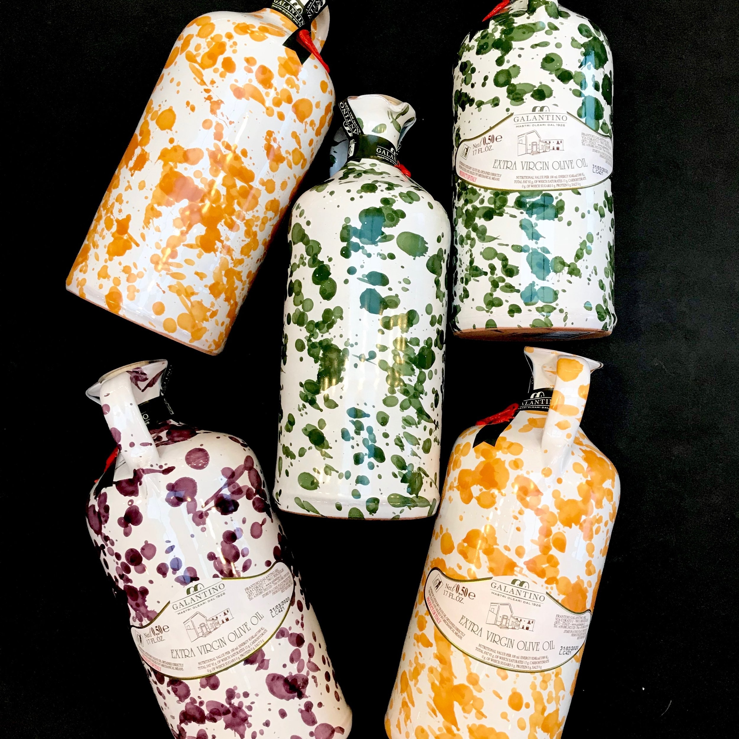 Galantino extra virgin olive oil is cold extracted from selected olives of the typical varieties of Apulia Coratina and Ogliarola. An ideal oil for everyday use, both raw and cooked. Galantino ceramic jars are hand-made by expert artisans in Puglia. Each piece is unique because it is decorated by hand.