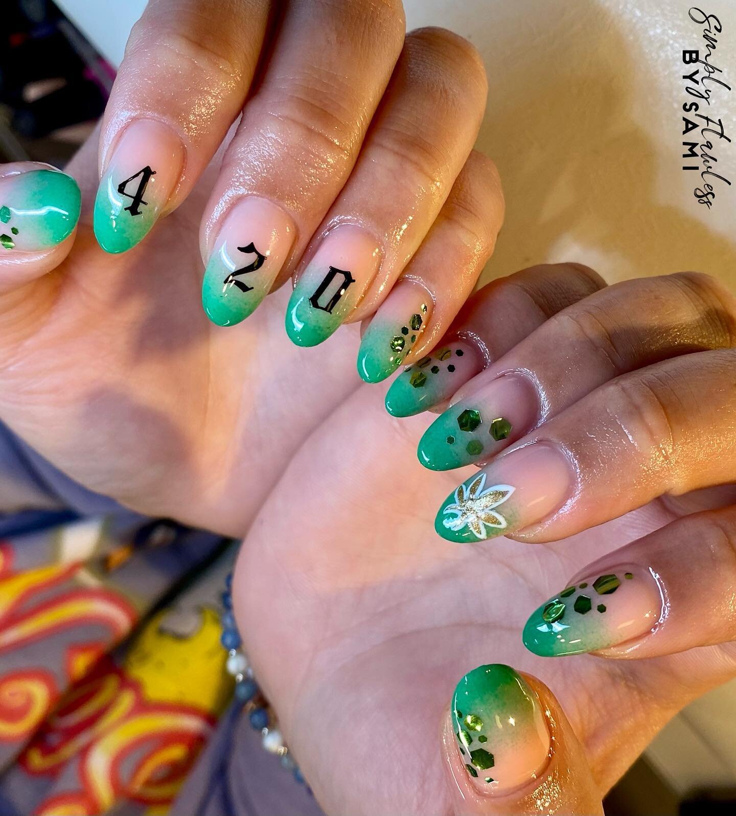 😮‍💨🌿420🌿😮‍💨
•
•
•
@luminary_nail_systems “Faith” builder gel 
@youngnailsinc gothic letter stamping plate & art gel in “Fizz”
@cndworld Get That Gold
@luxapolish Gel Art Pod in “Leafy&rdq
