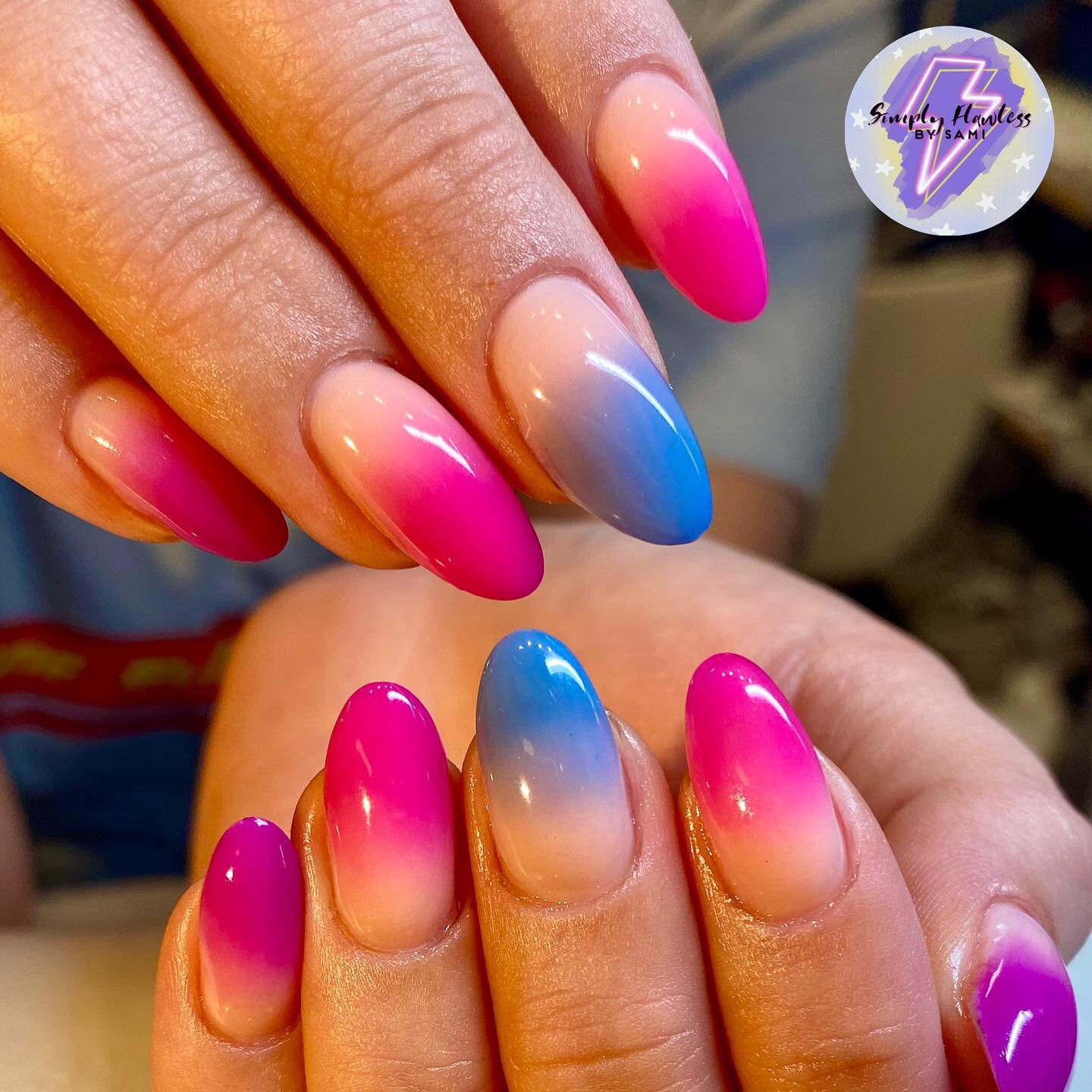 💜🩷💙
&bull;
&bull;
&bull;
@luminary_nail_systems base in Faith
@magpiebeautyusa Velvet Top Coat
@pdmajordijit neon powders
@prestogel No Wipe Top Gel
&bull;
#ombremani #gradientmani #neongradient #springmani#abstractnails #luminarynailsystems #neon