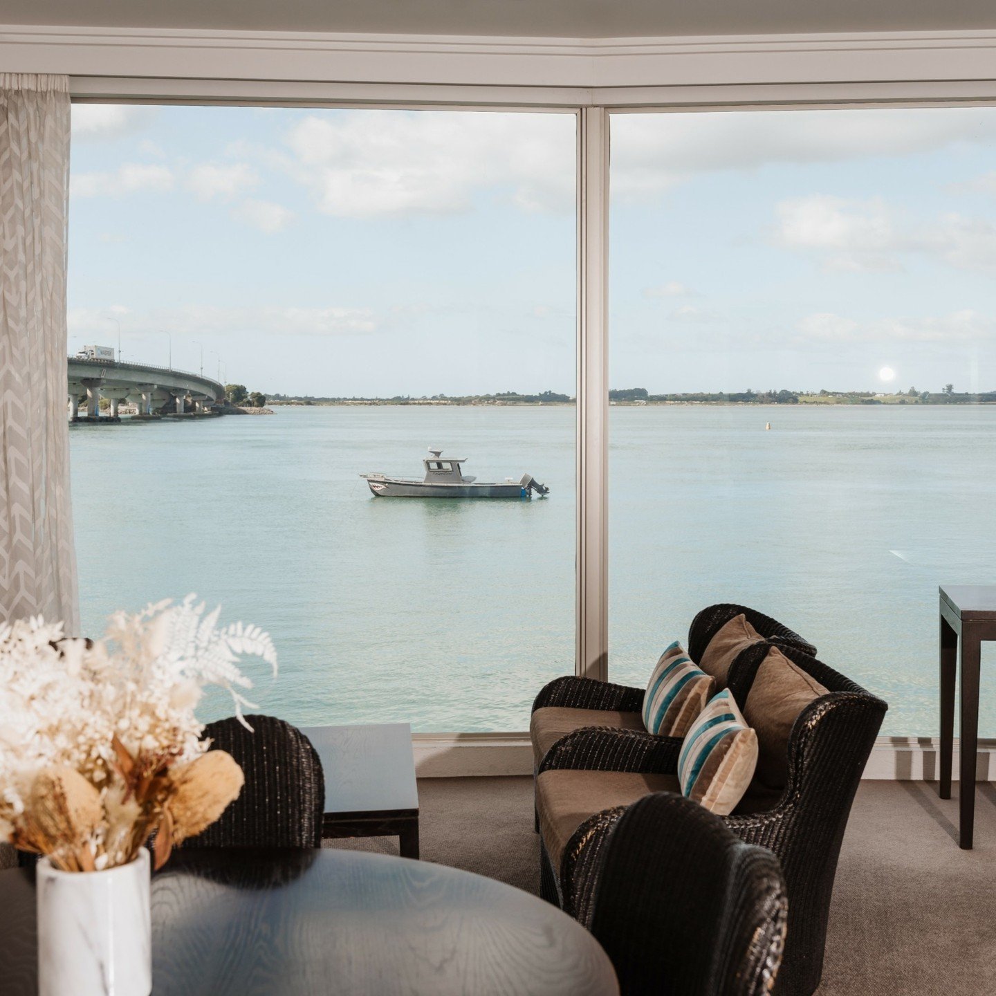 The suite life 😍 

Floor to ceiling glass windows run the entire length of this unique and spacious open plan suite. Positioned out and over the water, the Trinity Wharf Suite is truly a magical experience.
.
.
.
#travelnz #newzealand #purenewzealan