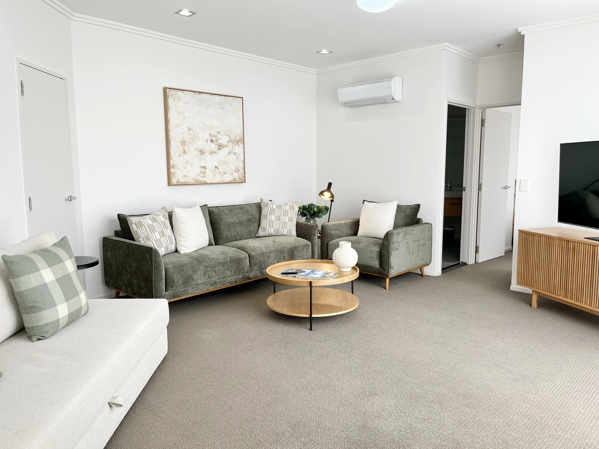 A little more room to settle in.

Our One Bedroom Urban Apartment is made for longer stays, family weekends, or couples wanting extra space to spread out. With a full kitchen, laundry, an ultra-plush bed and sofa bed flexibility, it&rsquo;s the kind 
