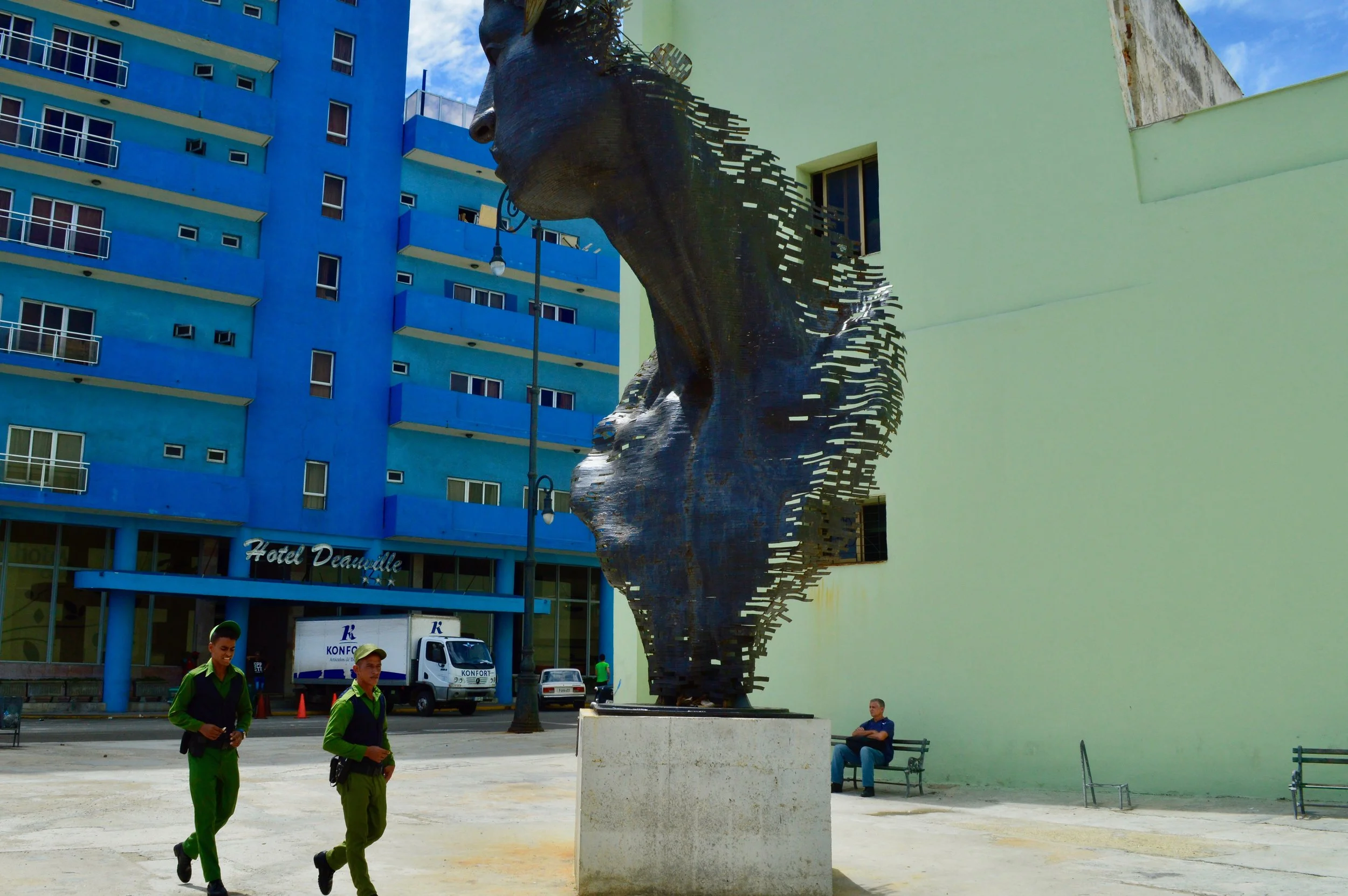 Havana- La policía es un arte.jpg