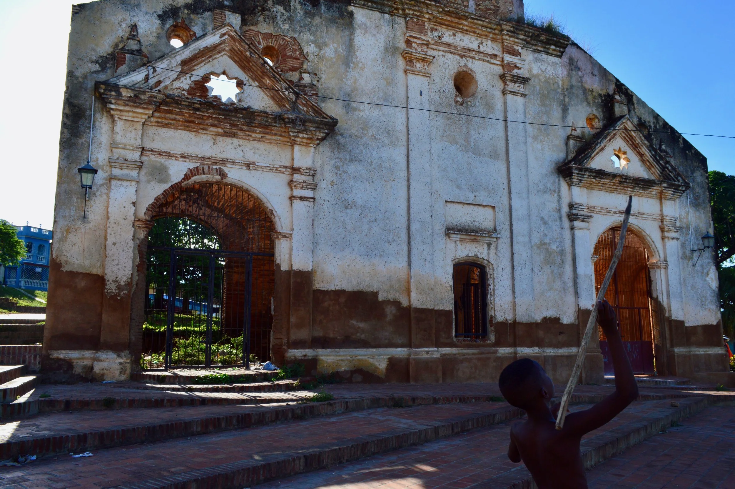 Trinidad- Jugando en las ruinas.jpg