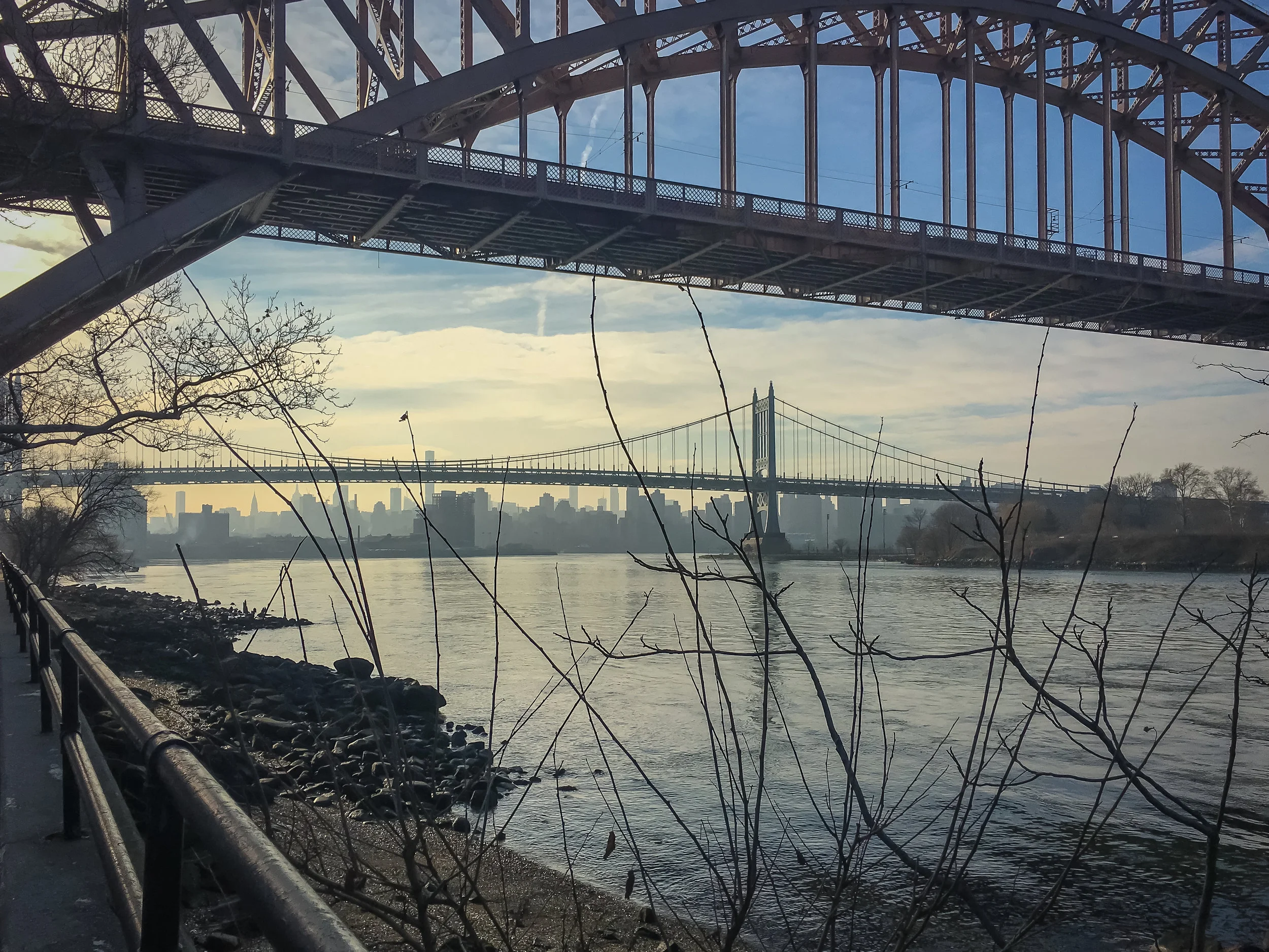 the cinematographic view of manhattan skyline from astoria park, queens, byt the east river waterfront. photo: lucas compan