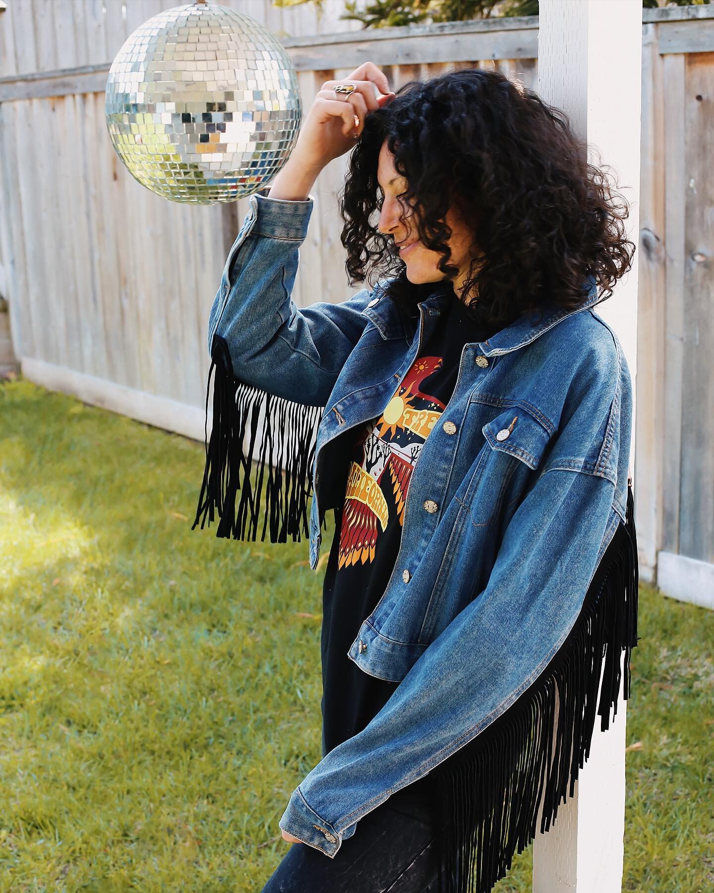 A special visit from my Full moon Soul Sistah!
&bull;
&bull;
There is something about a badass chick that can sing! That shits FIYA&rsquo;. 🔥
&bull;
&bull;
Bonus: She digs my company! 
&bull;
&bull;
SHOP: 
Retro Eagle Tee, Adult 
Leopard Fringe Deni