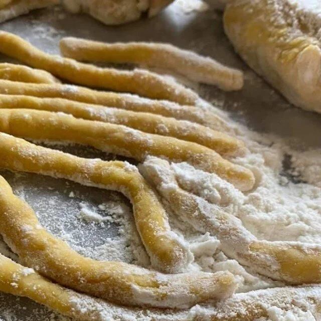 Nourish ~⠀⠀⠀⠀⠀⠀⠀⠀⠀
Has anyone stepped on the sourdough bandwagon during their corona cooking adventures?⠀⠀⠀⠀⠀⠀⠀⠀⠀
If you have and you have noticed you are baking less, but the sourdough starter is growing more, here is a delicious idea to use up some