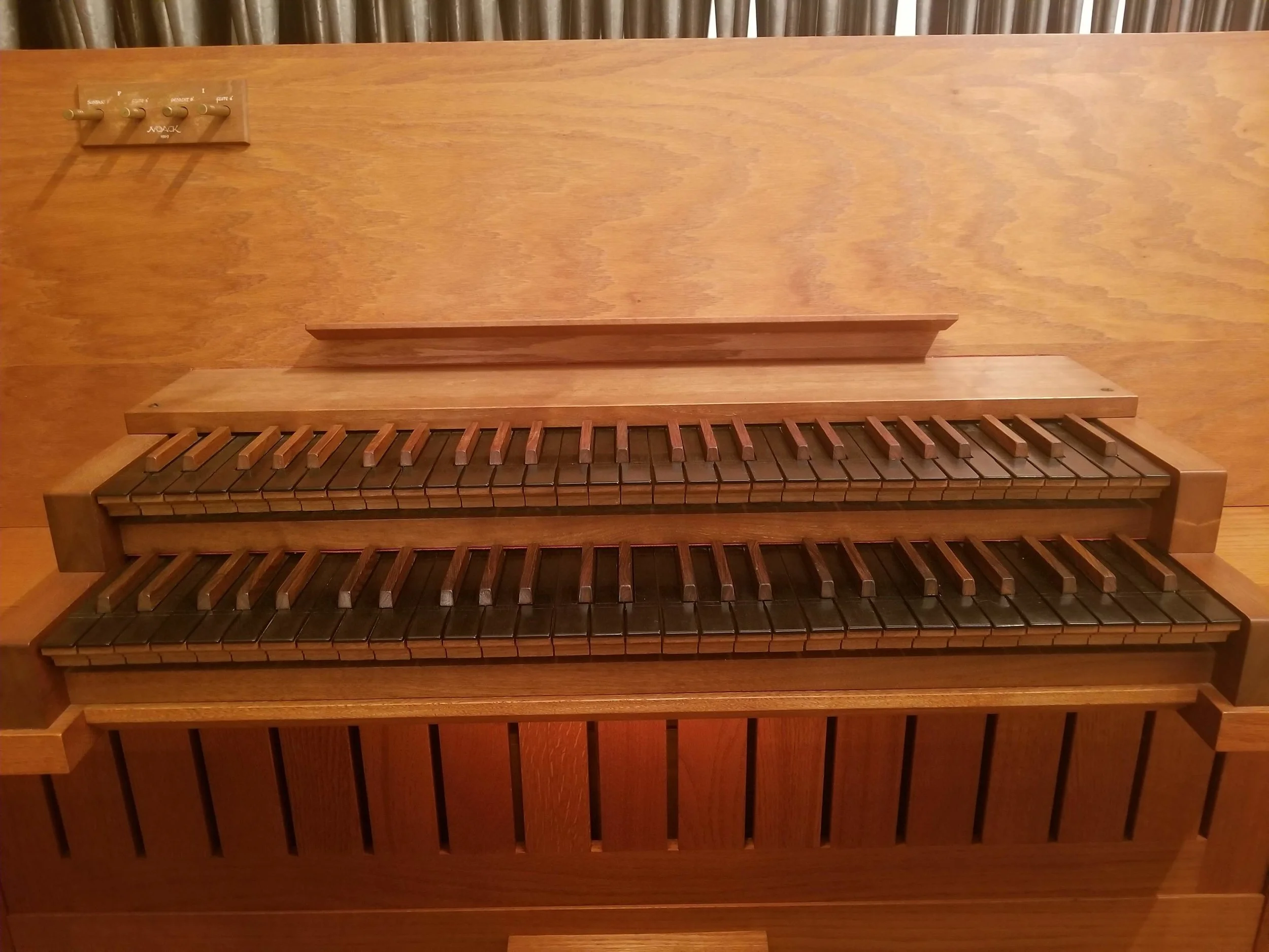 Gibson Noack - manuals and rmusic desk..jpg