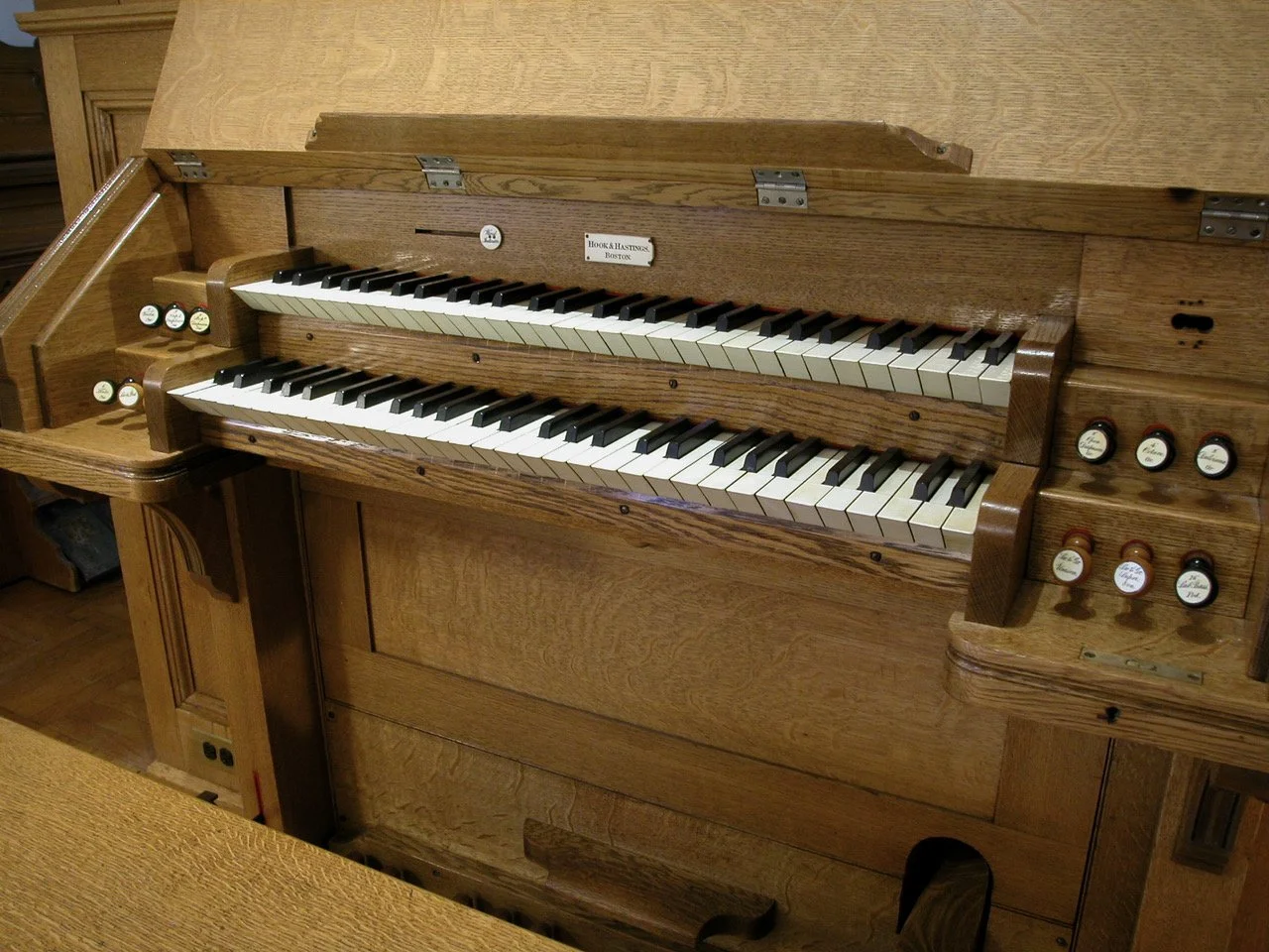 1899HH1499keydesk.jpg