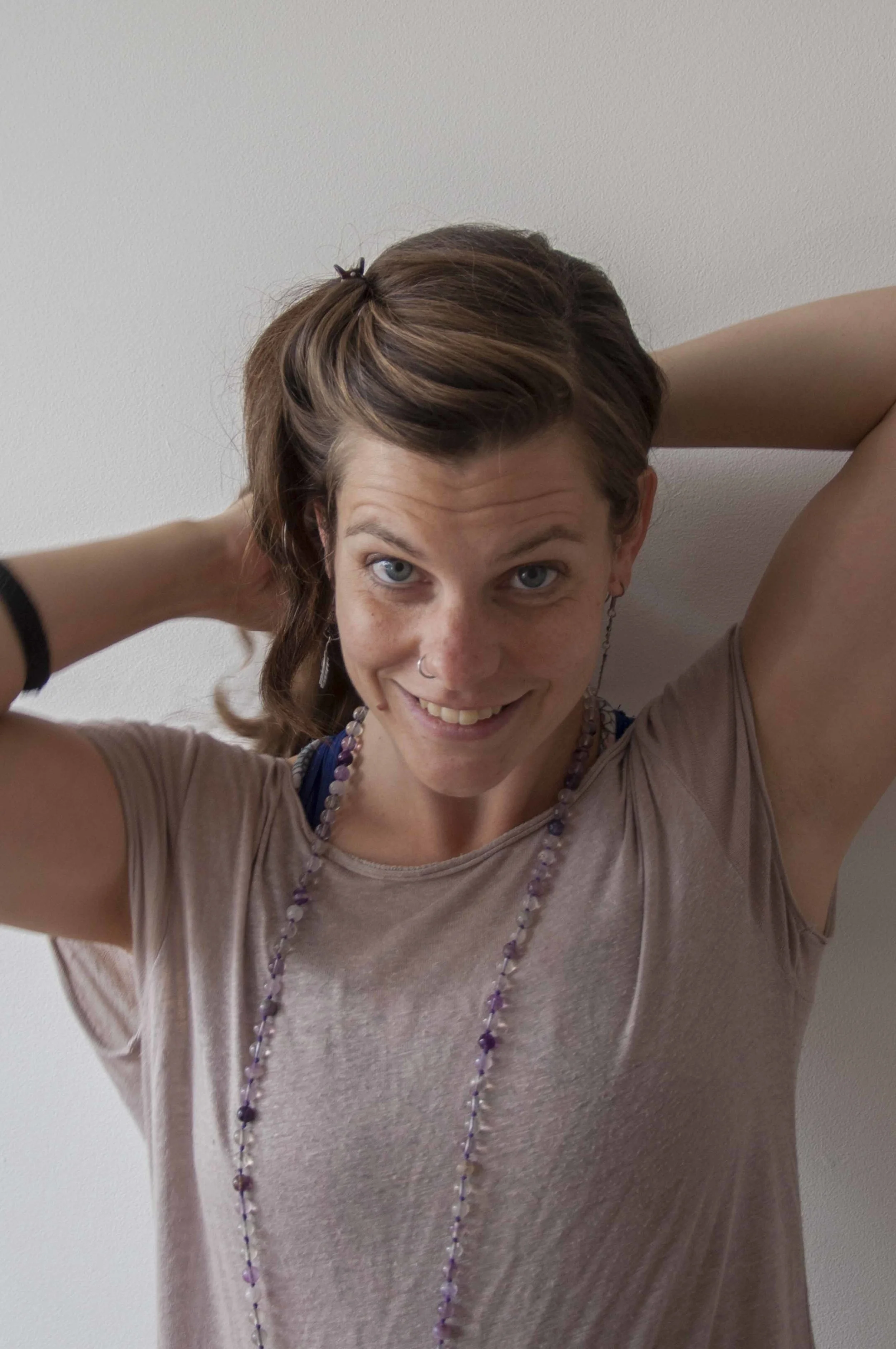 Jorine Janssen Yoga is als een inwendige massage voor lichaam en geest. Zodoende vormt het een mooie aanvulling op mijn werk als Holistisch Ontspanningsmasseur. Mijn lessen zijn rustig qua opbouw en gericht op het vergroten van lichaamsbewustzijn, ontspanning en geschikt voor beginners. Dankzij mijn achtergrond als masseur kijk ik bij ieder waar de ruimte en mogelijkheden liggen in de houdingen, door het geven van op jouw lichaam afgestemde instructies en milde aanpassingen waar nodig. Mijn ontdekkingsreis met yoga begon toen ik na zes jaar te hebben gewerkt als docent in het HBO Kunstonderwijs, het roer besloot om te gooien. Mijn lijf sprak duidelijke taal: het is tijd om naar binnen te luisteren in plaats van te voldoen aan eisen van buitenaf. Ik ontdekte dat Yoga met gaf wat ik nodig had. Het brengt lichaam en geest terug in balans met de mat als eerlijkste spiegel en leert de weg van de minste weerstand te volgen.