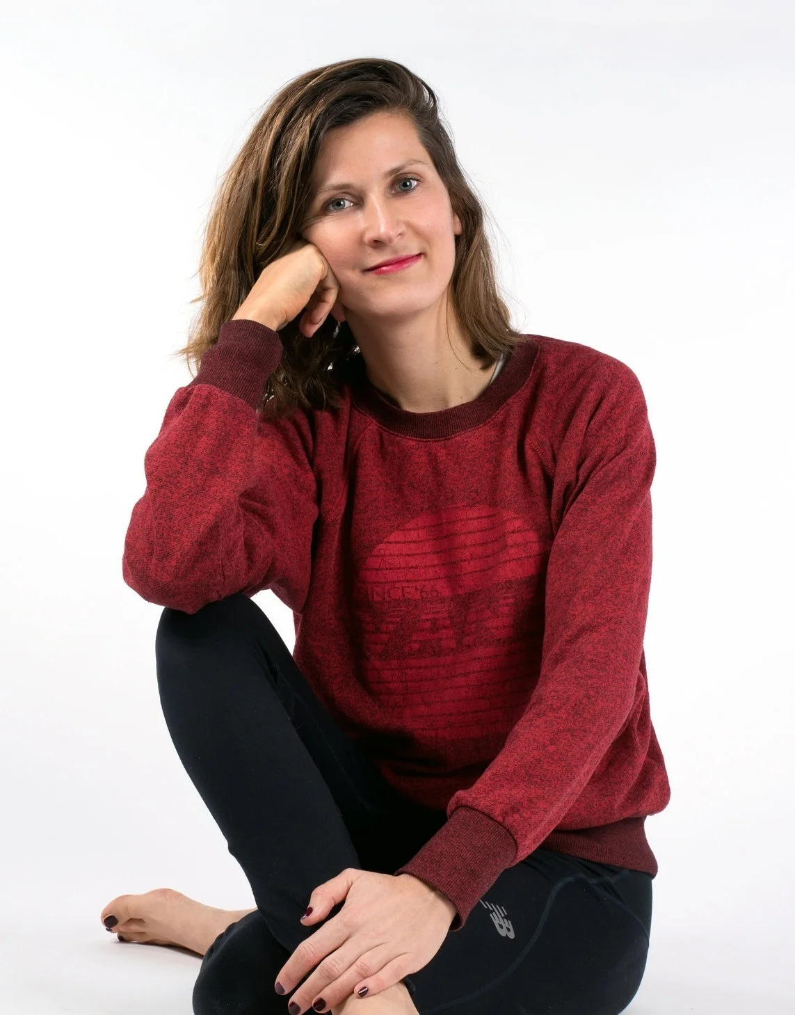 Jasmijn Fermie Mijn weg naar een ontspannen leven zonder klachten begon in de sportschool, waarin ik verschillende lessen volgde zoals body balance, pilates en yoga. Dit verergerde juist mijn klachten. Daarom ben ik op zoek gegaan naar andere manieren om mijn lichaam te helen. Via mijn feldenkrais-docente leerde ik dat er ook zoiets bestaat als mindful pilates. Dat bleek iets voor mij! Vandaar dat ik toen besloot om de opleiding tot mindful pilates docente te volgen, bij het opleidingscentrum Pilates Past. Graag leer ik mensen met deze opgedane kennis stap voor stap duurzaam zitten, lopen, liggen en staan. Slow Pilates is een aangepaste vorm van pilates, speciaal bedoeld voor mensen met rug- nek- en schouderklachten. Verwacht daarom ook geen typische pilates oefeningen, maar een aangepaste body en mind training, waarbij wordt gefocust op het loslaten van spierspanning. Na het loslaten van deze spanning gaan we aan de slag met het trainen en leren voelen van de vaak verwaarloosde diepere spieren. Mochten deze al op orde zijn dan kun je aan de slag met het trainen van de grote spiergroepen.