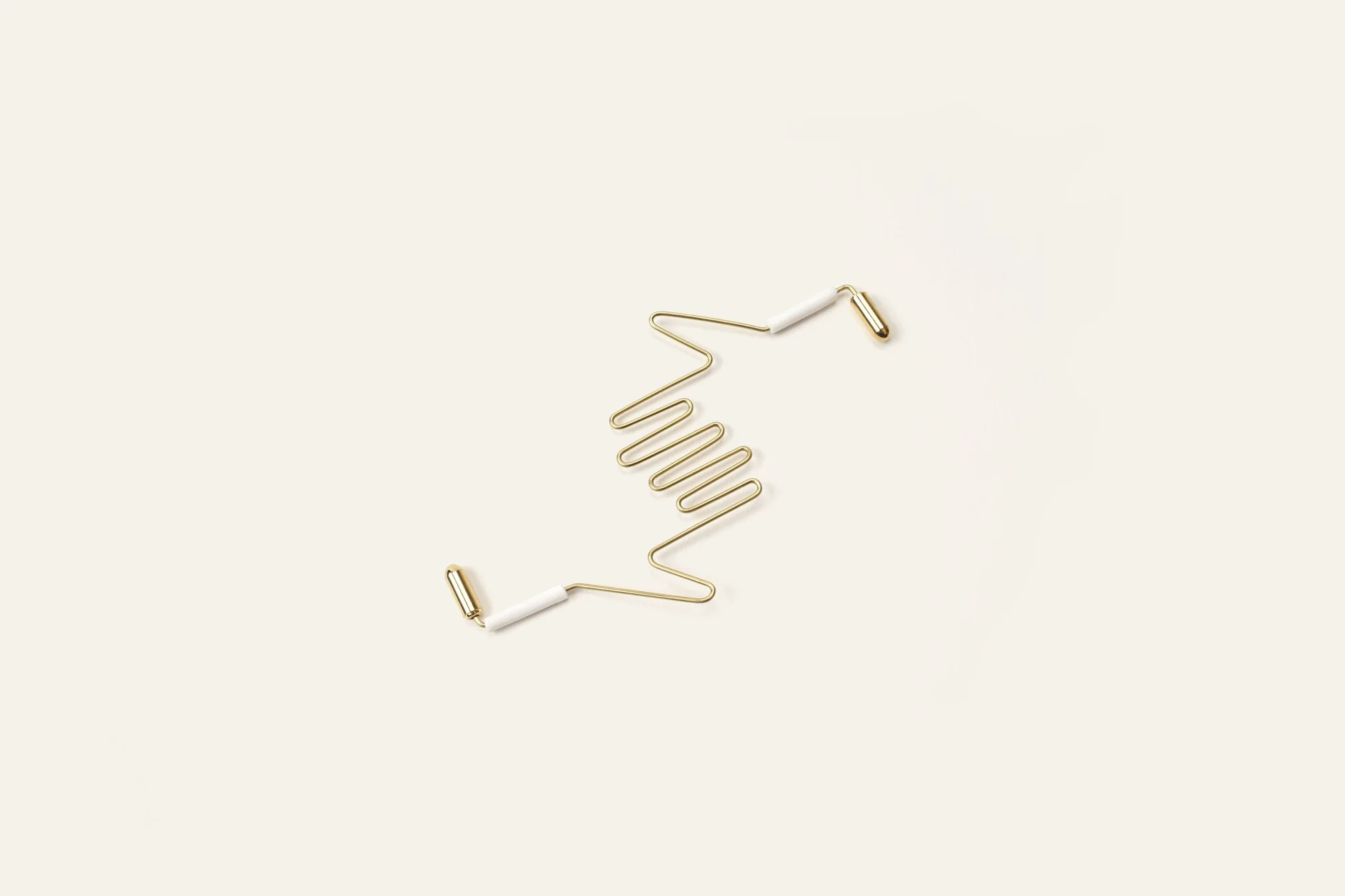 monochromatiques hands brooch