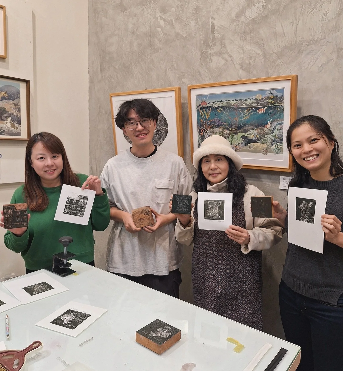 ｜遠道而來的版畫朋友們｜

工作室定期舉辦木口木刻一天工作坊
這一堂課難得有一位從英國來台灣旅行的藝術家朋友，還有從新竹和竹山來的老師一起研習版畫，很感謝從各地特別來學習的大家

剛好同學有吃素的需求，午餐時間還有幸可以為同學們準備日常感滿滿的餐點（對～就是老師本人平常煮的午餐），也幫我們爭取了更多雕刻的時間🔥十分用功🔥 

很開心可以在課堂上介紹各種我在台灣創作木口木刻的故事，版材取得和印刷技術

歡迎報名 來一趟手工雕刻印刷之旅

🌟七月份木口木刻工作坊：7月13日（星期日）
#報名連