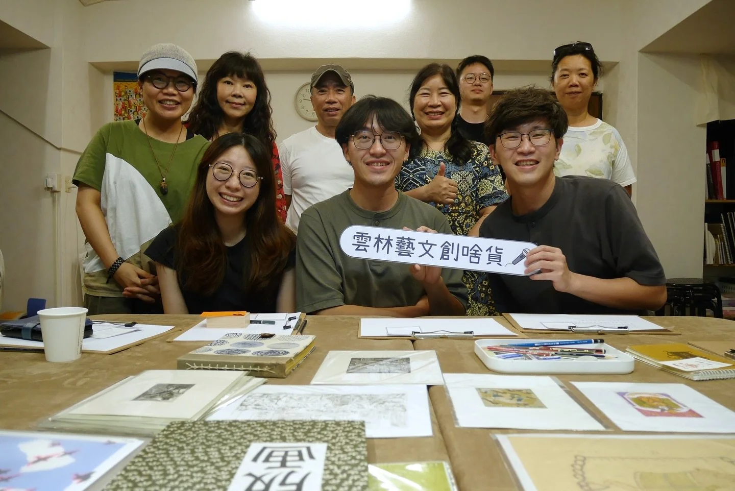 🎨💁&zwj;♂️
來介紹一下雲林縣的藝術朋友們～
創啥貨 @free_create.art 是一個鼓勵用台語溝通的藝術空間，這次非常榮幸受邀到這裡舉辦分享會，跟大家聊聊我在版畫旅程中的大小事。 不過呢～我的台語詞彙真的非常有限🥹，應該要來多向老師請教才行～

近年因為版畫展出的關係，出國的機會不少，我們總是隨著作品一起踏上旅程。 但其實回到台灣的日子，每天也還是像在旅行～密集參與各種版畫與文化交流活動，看到作品慢慢被看見、被收藏，很多的經歷和心情都透過這次分享會傳遞給大家，接下來在斗六也