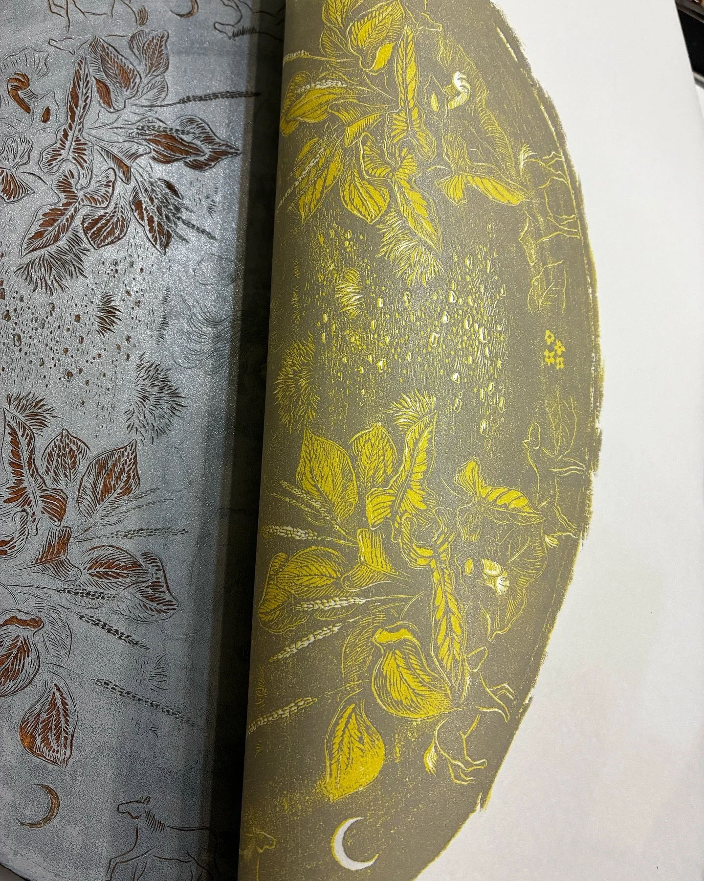金馬蹄鳴 
.
套色木口木刻 Colored wood engraving
.
2025
.
榮獲中華民國第四十一屆版印年畫 佳作獎
.
再次挑戰四開尺寸的套色木口木刻
今年因為木板的形狀想到馬蹄鐵的構圖～
順利的獲得金馬提名和 （得獎？
感謝木口木版帶來的幸運 🦥
.
#workinprogress #woodengraving 
#colorwoodblockprint #printmakingprocess 
#諧音梗 #金馬