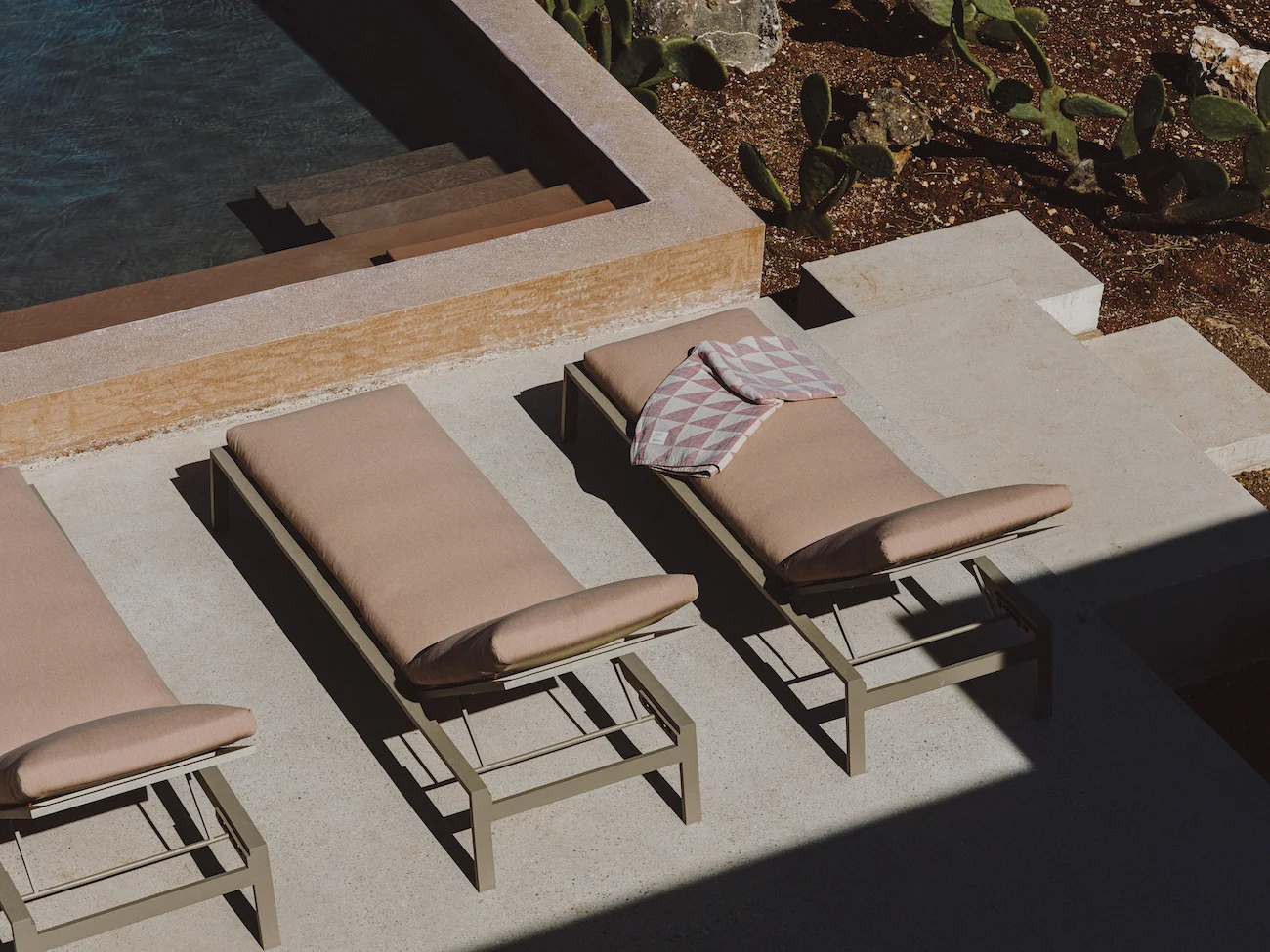 nimu roma puglia openhouse magazine beach towel detail villa cardo andrew trotter .jpg