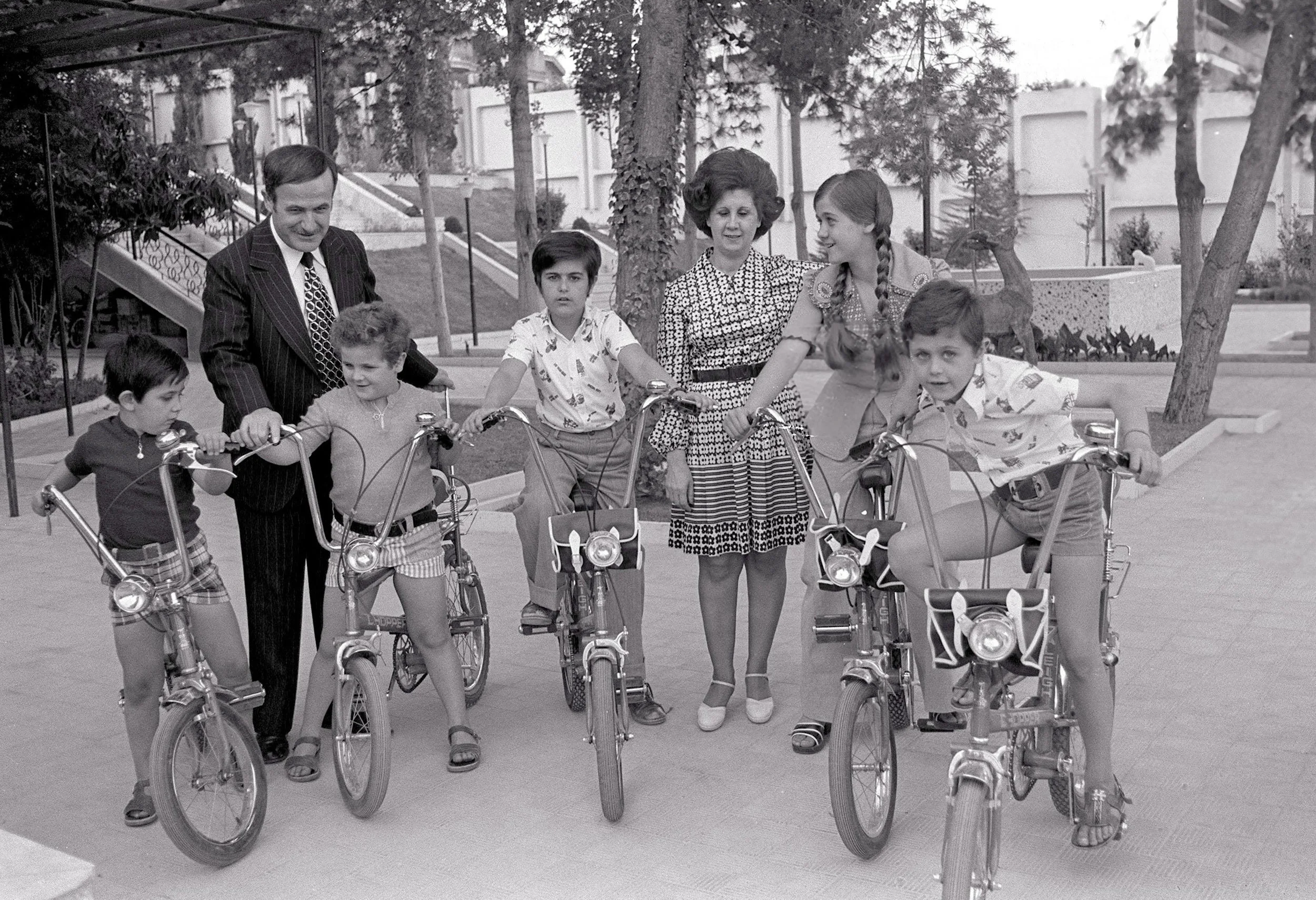 LS1441M Getty Assad family on bikes ref 1418216.jpg