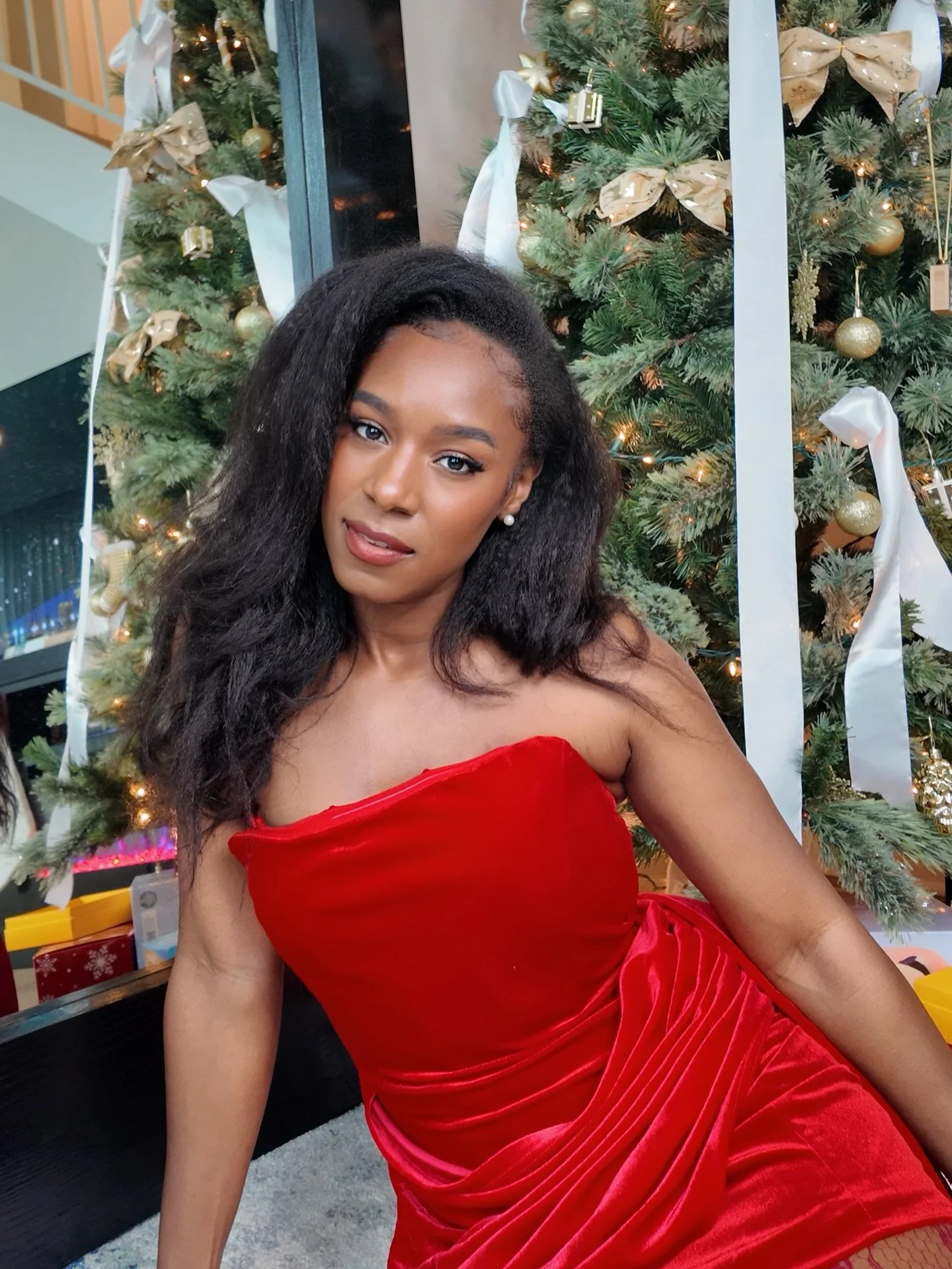 Tis the season to remember that Love is the best gift of all 💛✨ sending a whole load of it your way, Shan Fam!

#christmas2025 #reddress #holidaystyle #merrychristmas #glam