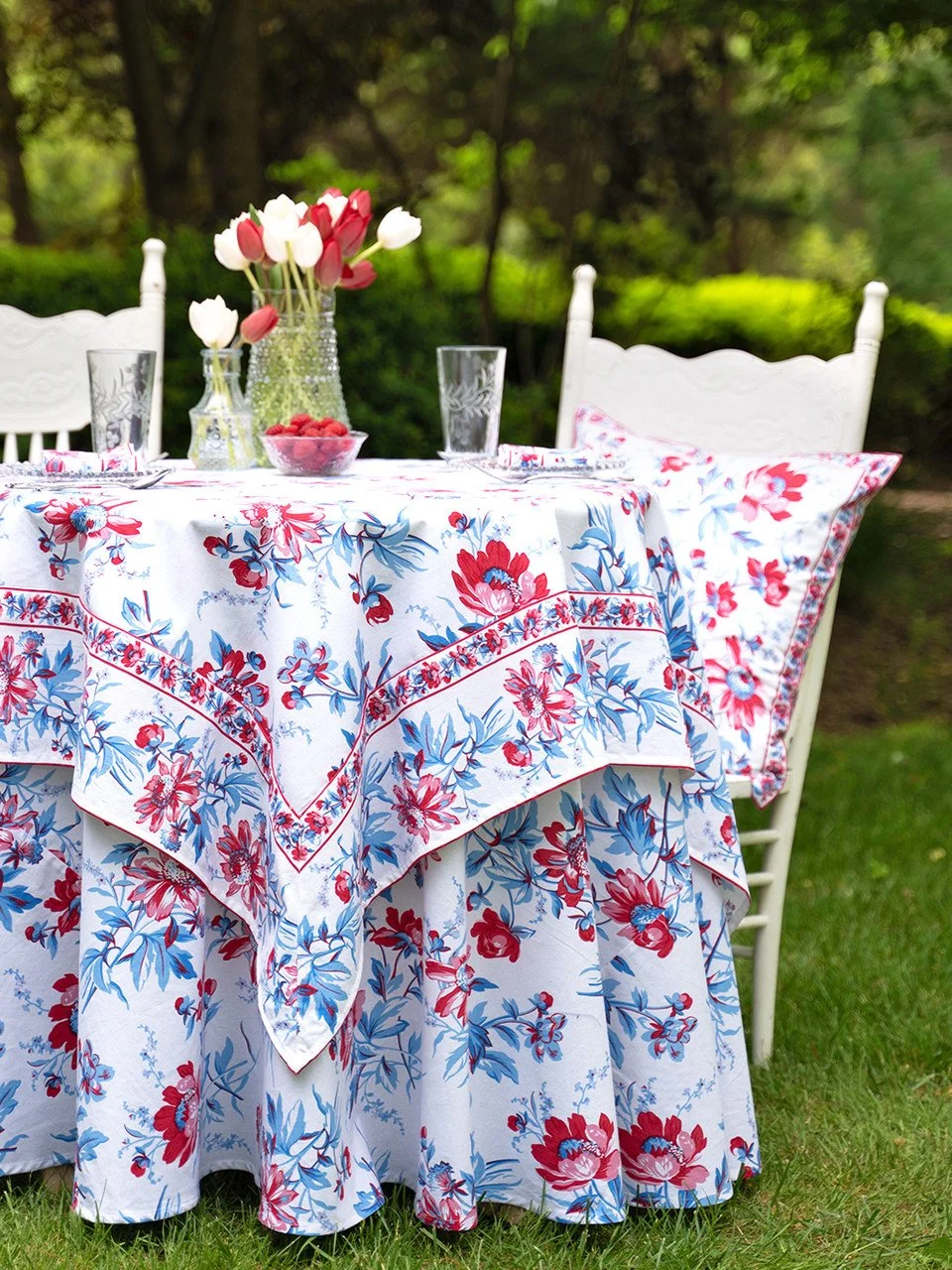 TPFRNRNDY-SoftWhite-April-Cornell-Tablecloth_2__75919.jpg