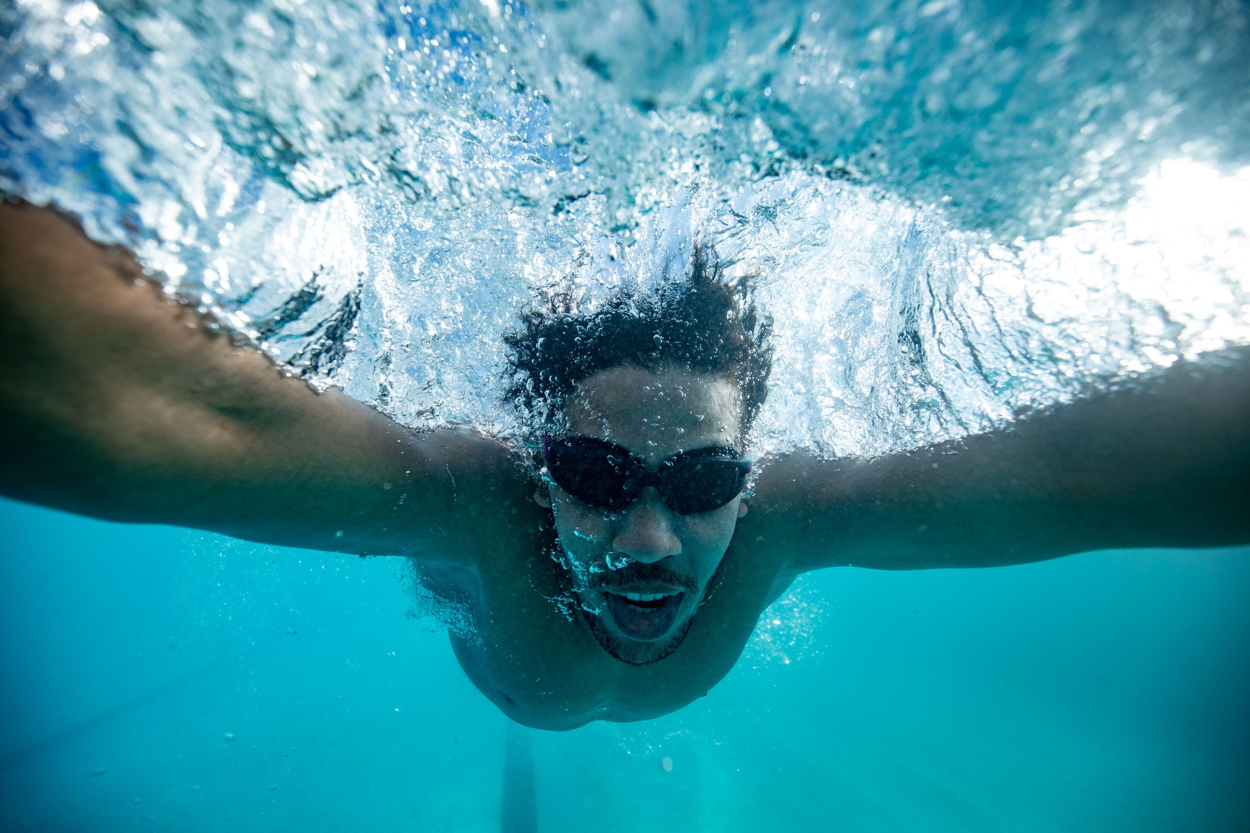 210323_Badge_FW21_SS_06_Swim_Performance_Q3_Mens_Shorts_Fit_Taper_Blue_Priority_Level_1_Outfit_06_Energy_Full_Body_Wide_Front_0105.jpg