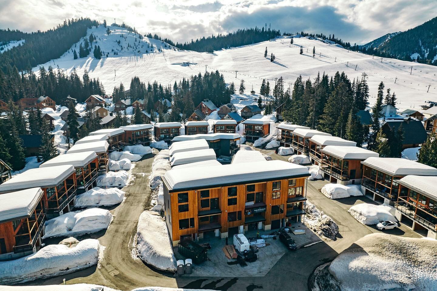 The team has been hard at work finishing up the homes in our poolside development at Snoqualmie Pass. The bright cedar siding brings a modern element, with plenty of warmth to this mountain neighborhood! #thepasslife