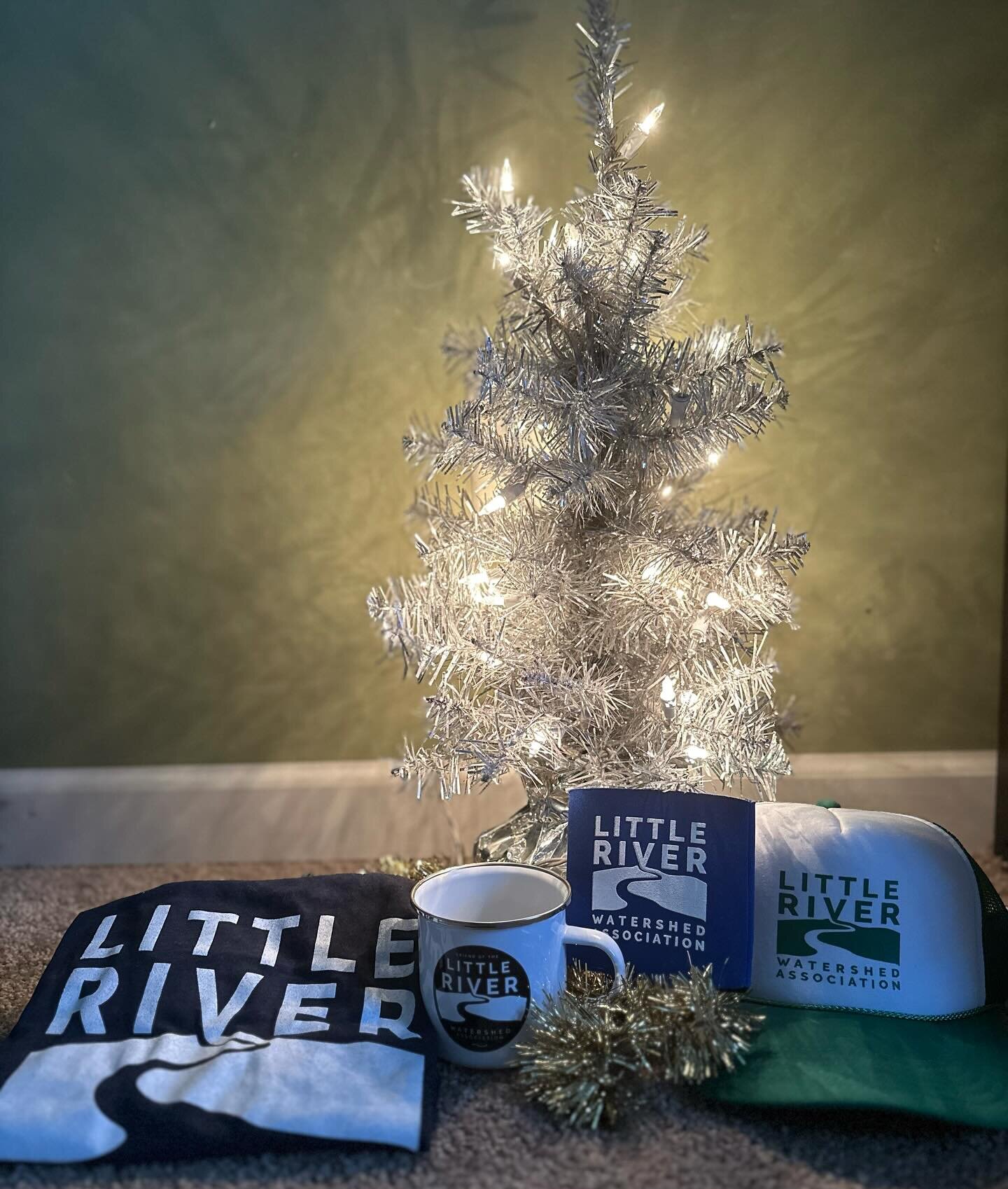 Need a last minute gift for that hard to find for person? Don&rsquo;t worry, we have you covered with a gift that also supports a good cause this holiday season! 🎁🎉
Click the link in our bio for all the available little River merch, and make sure y