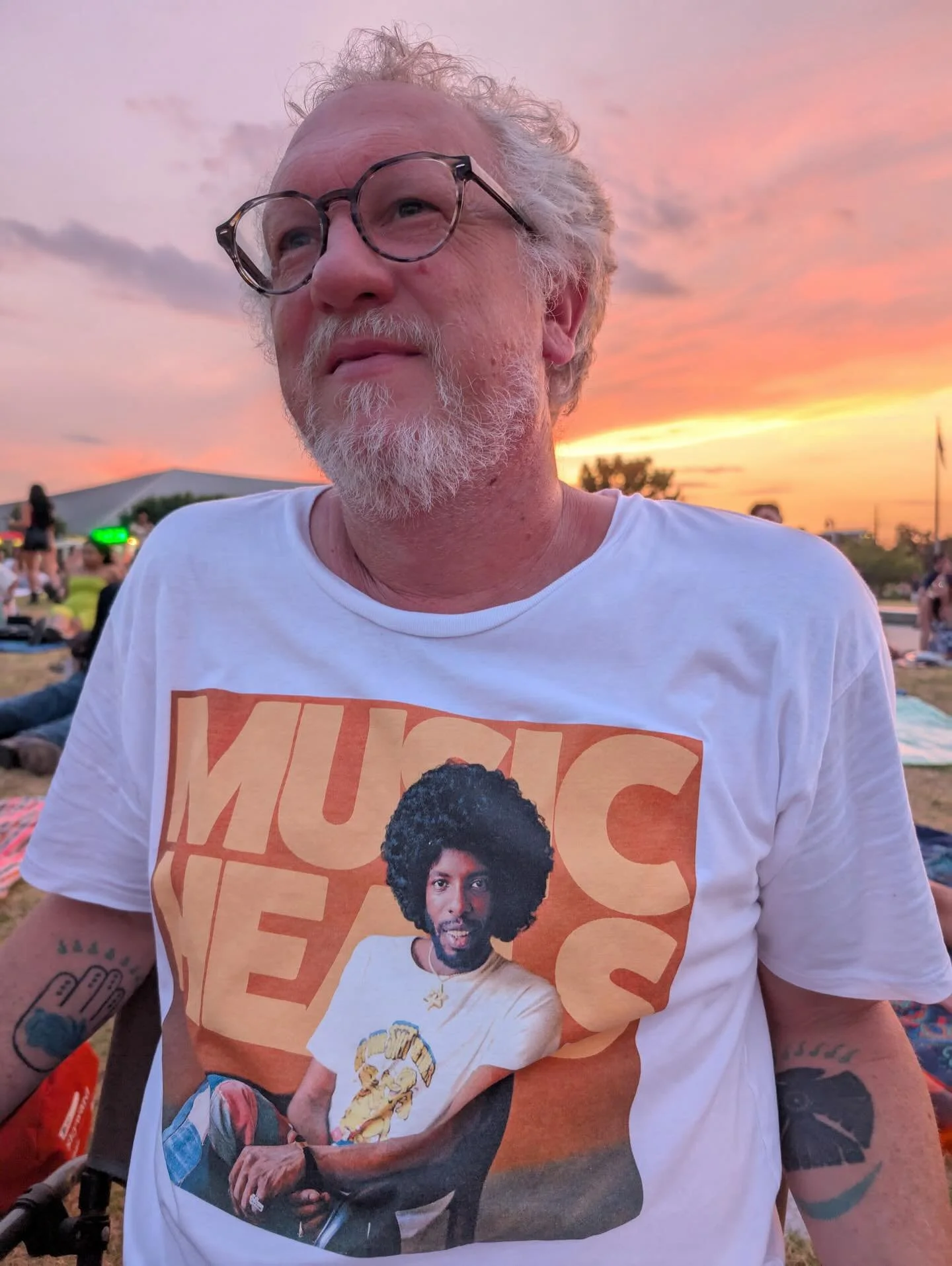 Music Heals . Sly Stone Tee
@bullsbard 
.
@goahead_merch #slystone #musicheals