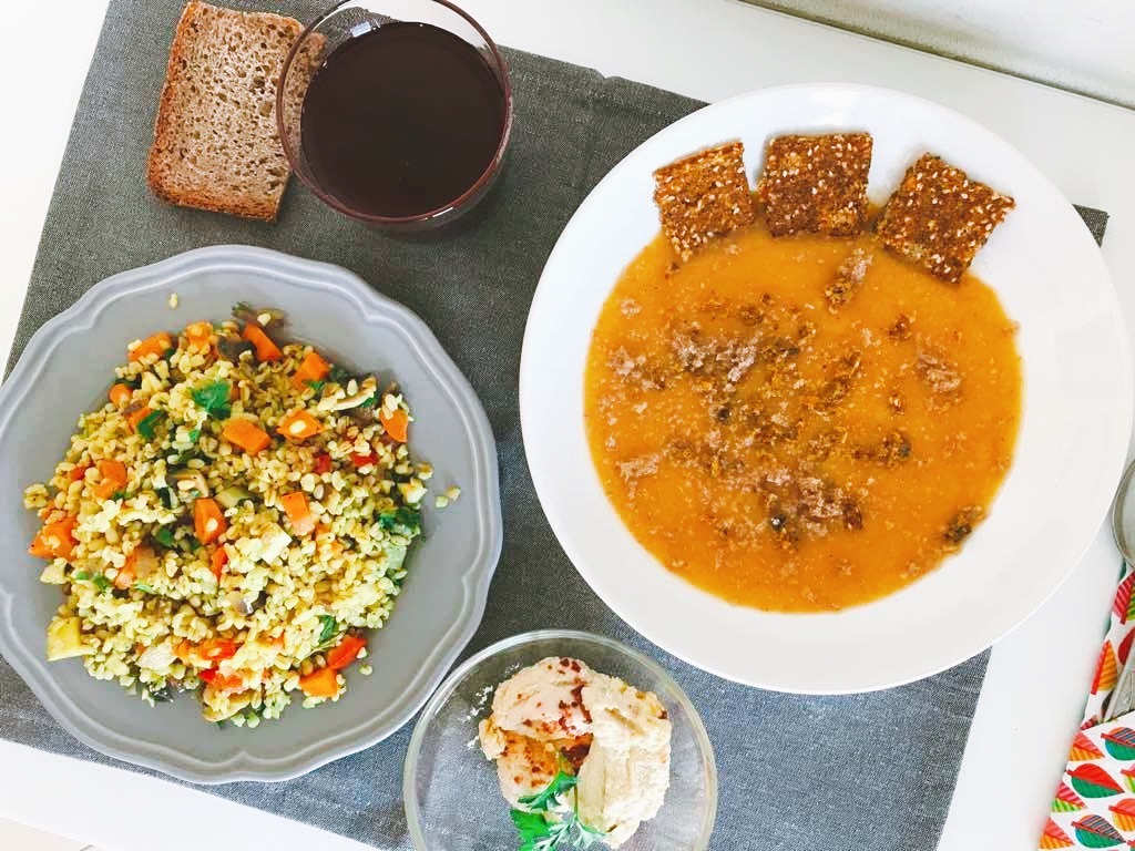 Joi : supă cremă de legume, pâinică preparată la bistro, bulgur cu legume, hummus sincer și banal cu semințe de susan. 