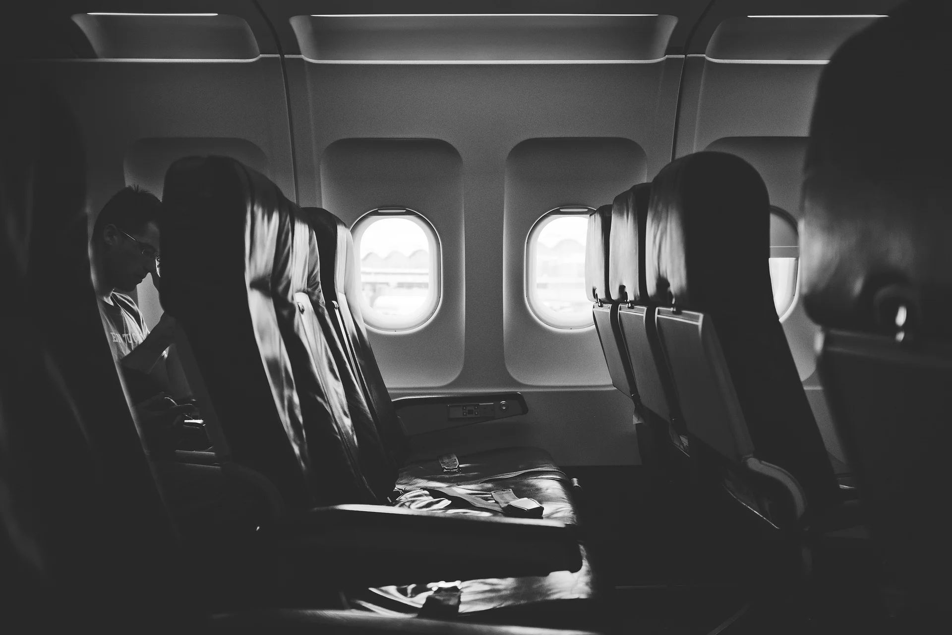 airplane-2616942_1920.jpg