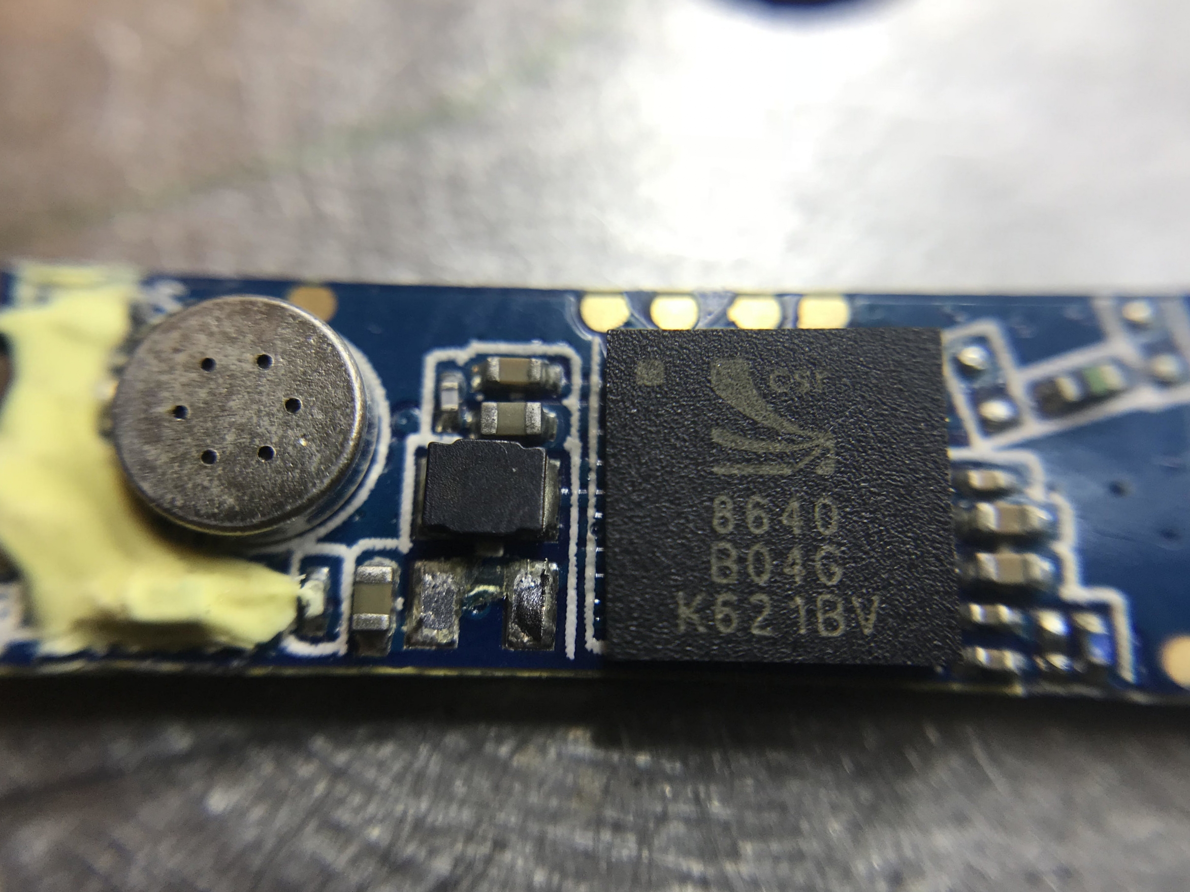 Bluetooth module showing the CSR-8640 and the microphone for talking