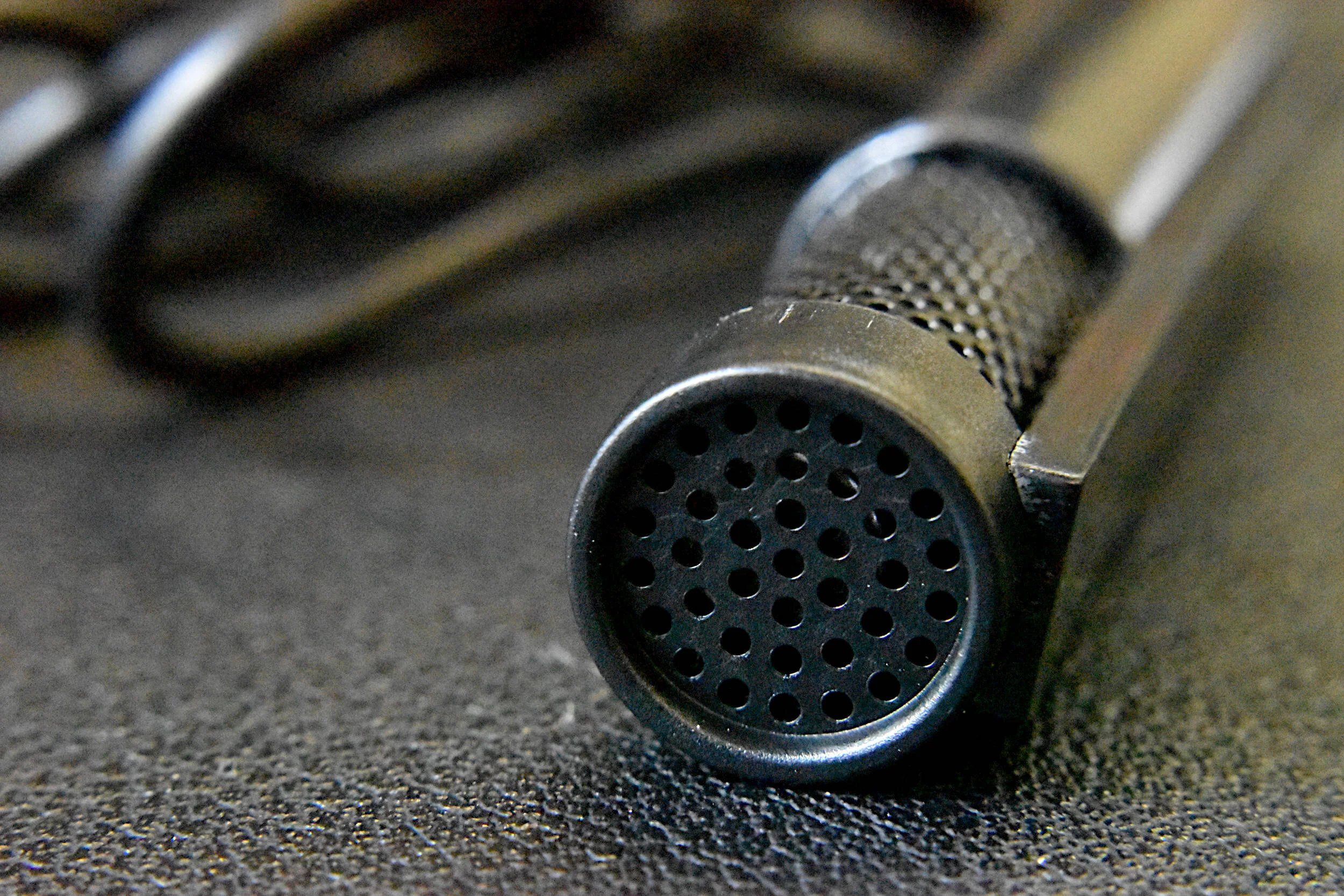 microphone_zoom_top_screen_side.JPG