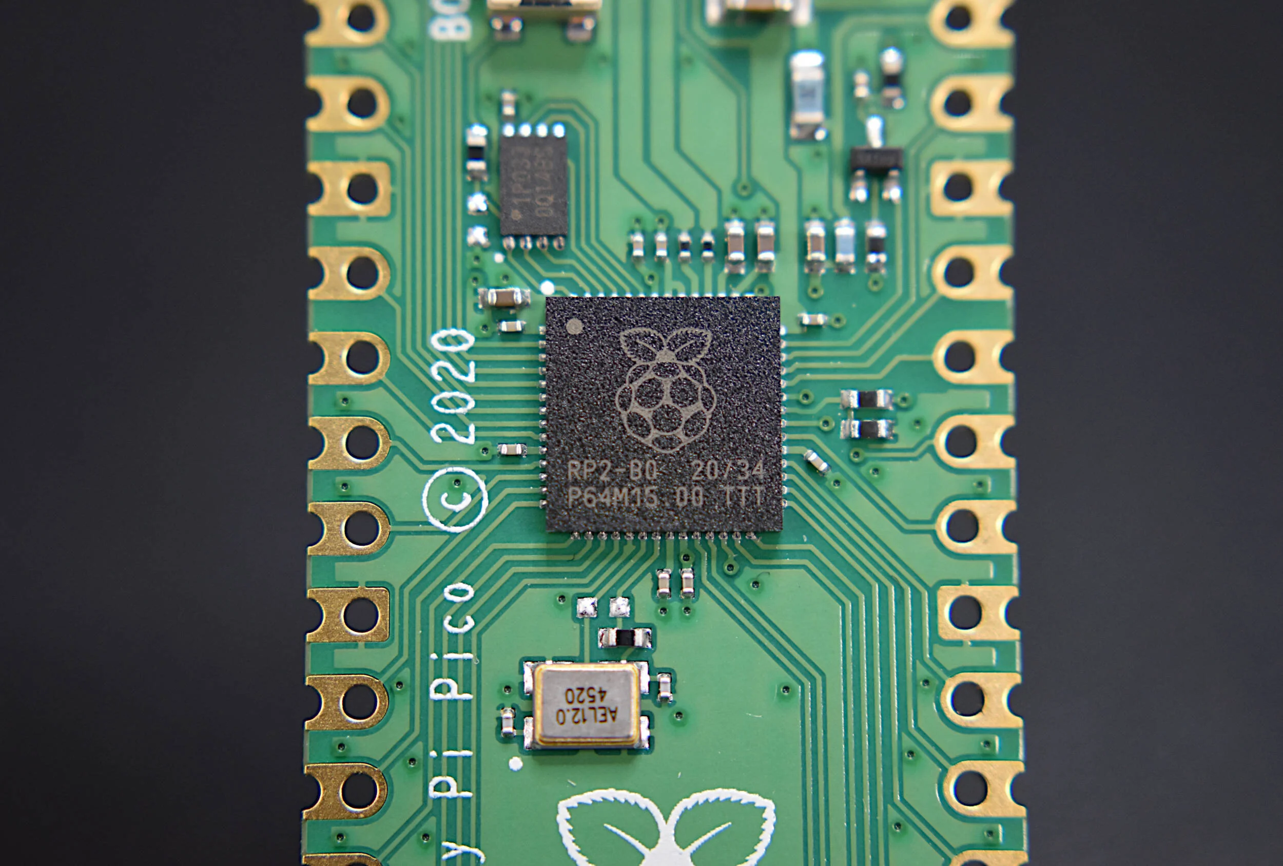 raspberry_pi_pico_chip_zoom_2.JPG