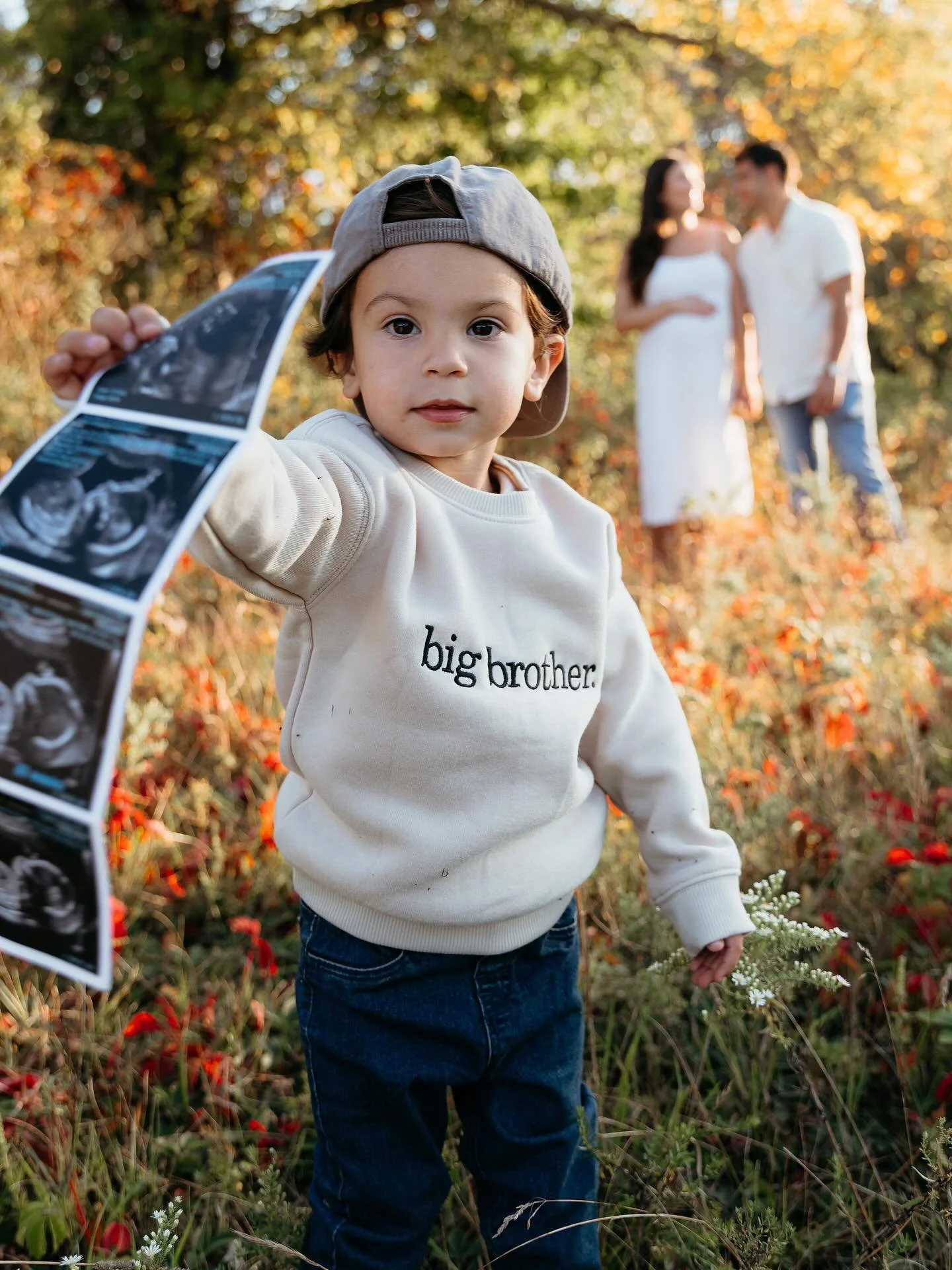 The sweetest announcement photos 🥹💛 
(also, the golden hours this fall have been 10/10 ☀️)