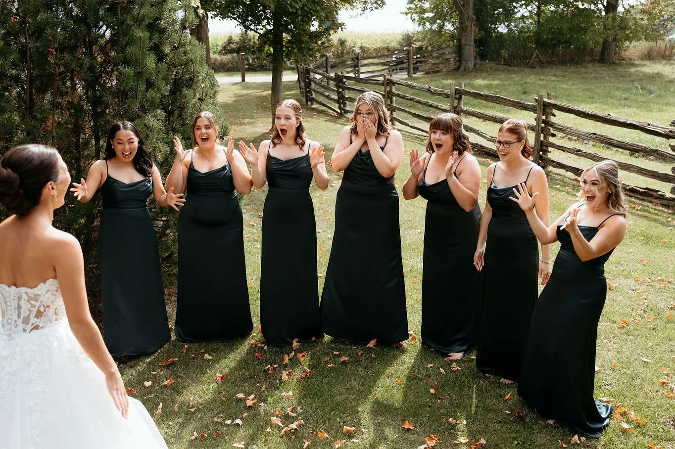 Do we suggest a first look with your bridesmaids? ABSOLUTELY 💛✨📸