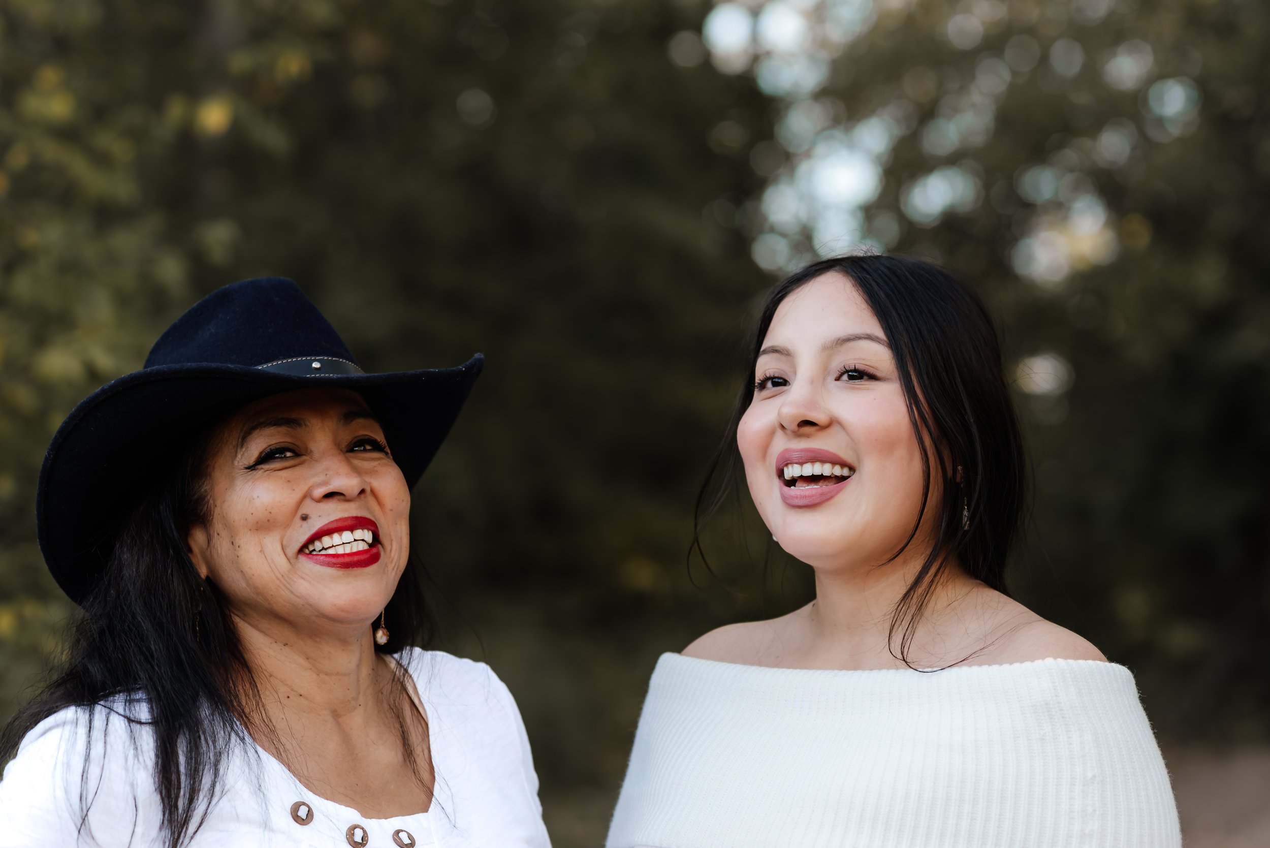 Laughing with my Aunt - Family Photo Session - Laeti Photography.jpg