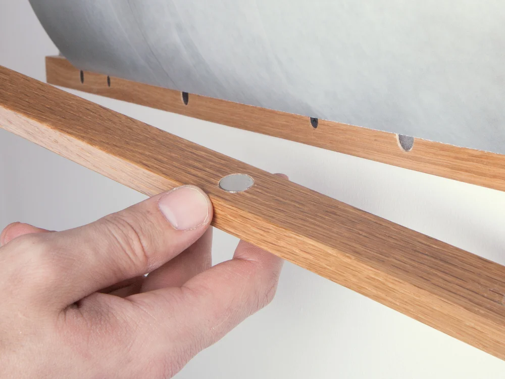 Magnetic_poster_hanger.jpg