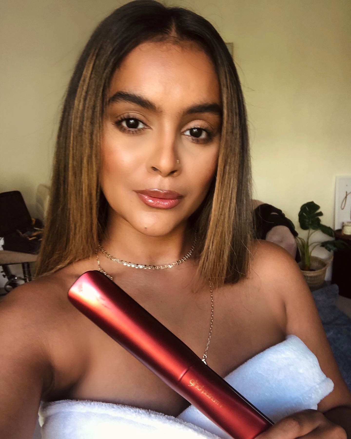 Thank you @ghdhair Platinum Plus in Deep Scarlet for helping me keep my hair sane in iso. This amazing hair straightener turns my crazy frizzy hair into sleek, straight and shiny. Must have ladies! Doesn&rsquo;t take too long to straighten the hair a