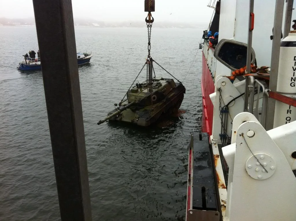 Leopard 1 kampvognen sænkes på plads