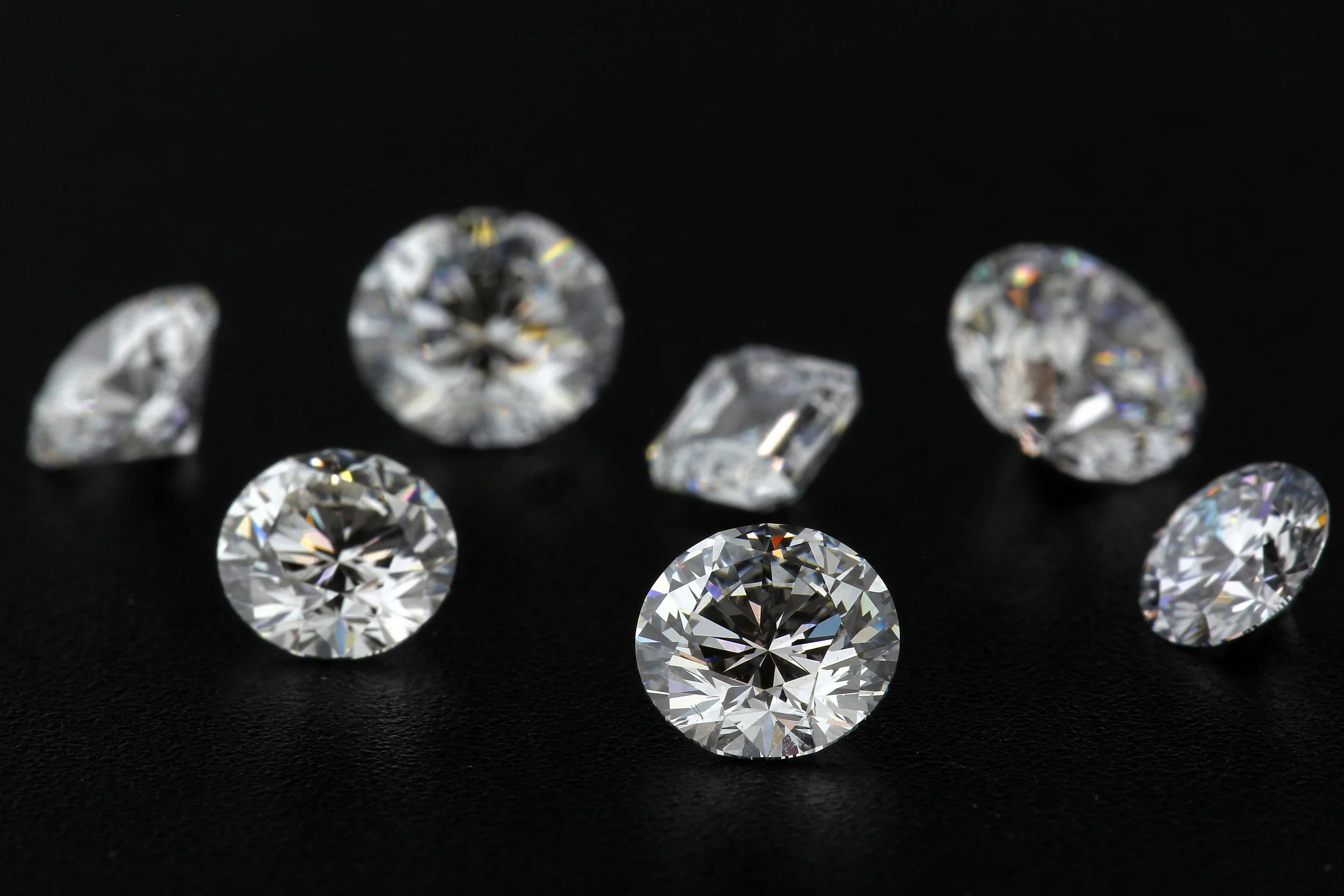 Colorless round brilliant lab grown diamonds