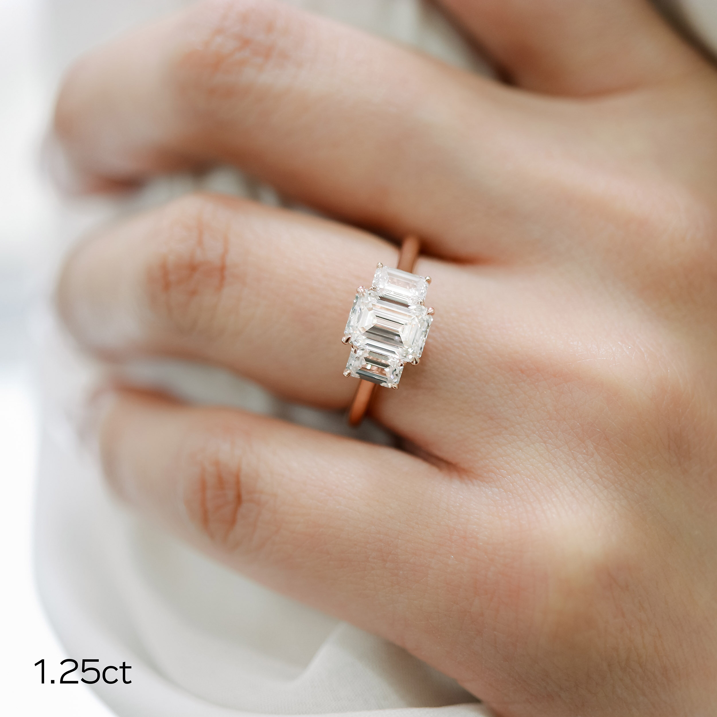 Ruimteschip kan zijn intern Emerald Three Stone Setting | Custom Lab Diamond Engagement Ring