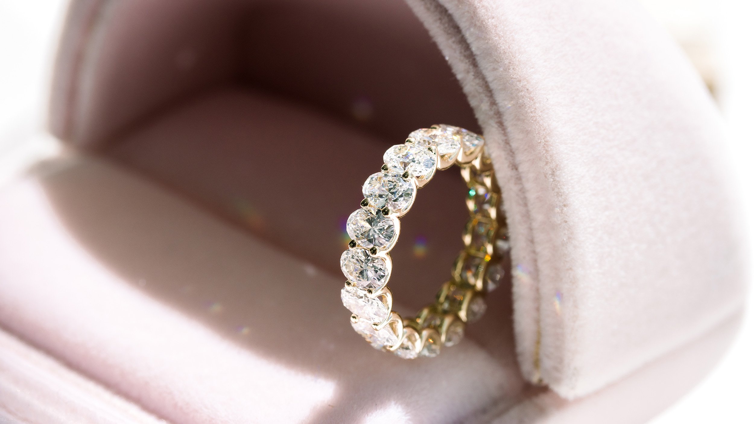 lab-diamond-oval-eternity-band-yellow-gold-ada-diamonds-design-ad-193-macro.jpg