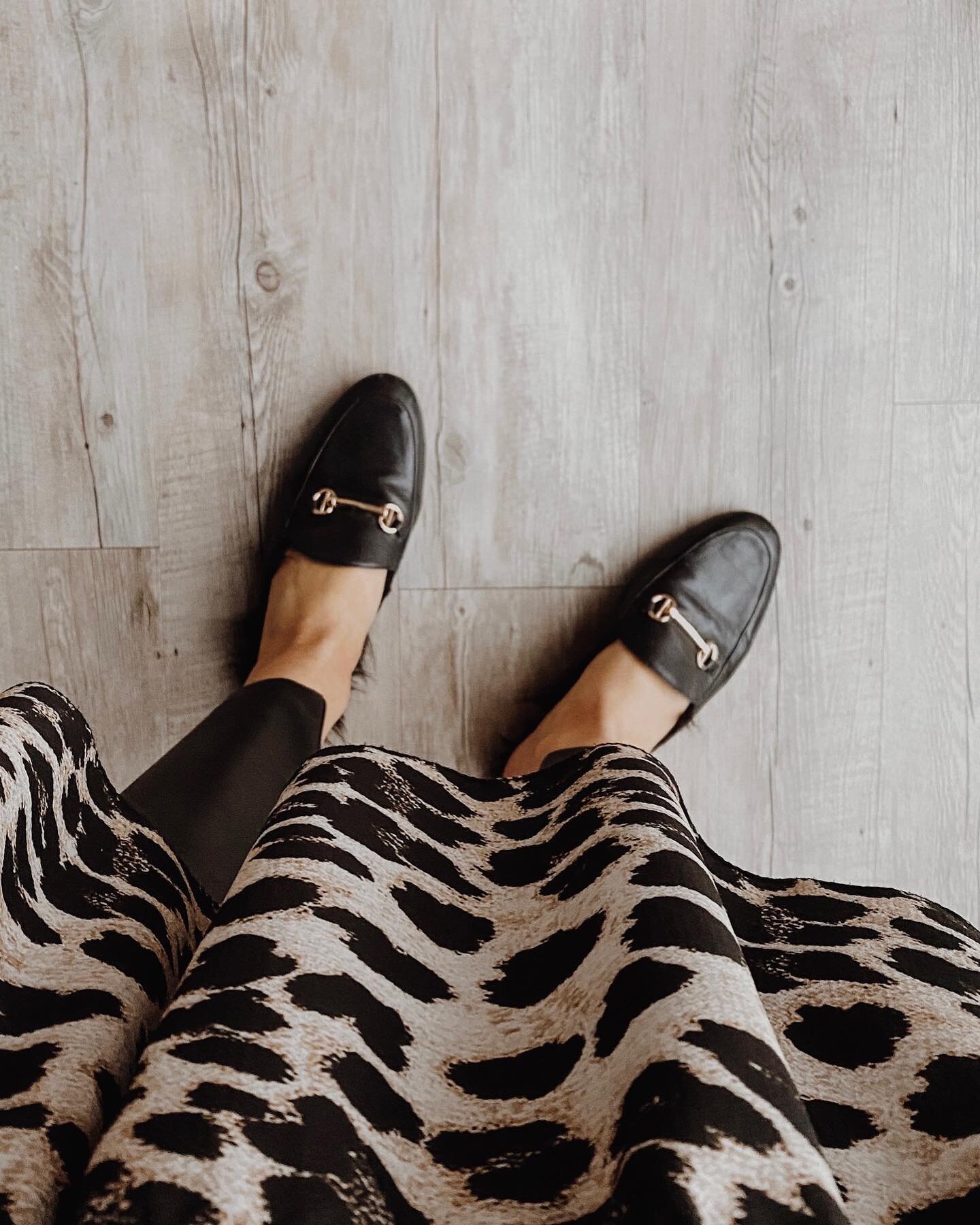 Anyone else slightly happy it&rsquo;s leather leggings and loafer season again...there are some silver linings to the change in the weather right? 🤍 ⠀
⠀
⠀
⠀
⠀
⠀
⠀
#upandautumn #openuptoautumn #wiwtoday #autumnishere #thisautumnlife #moodcollectors #