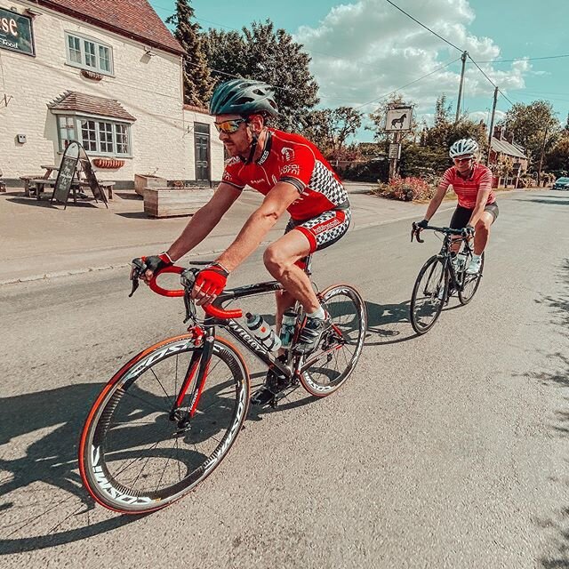 Great ride out to @blenheimpalace with @jemmaerees @richardpardon ☀️ Then joined by @gigshooters with an epic picnic! 🍾👌🏻 #goodtimes .

#cycling #roadbike @wiliertriestina @iamspecialized_road @meridabicyclesuk @lky7sports @piscina_hotel_fossati