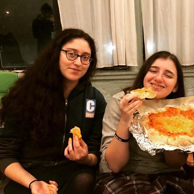 It's P.I.Z.Z.A. in da house tonight!! 🏠And homemade, by our own supreme chefs 👩&zwj;🍳 is just the best!! Shouw us some 🍕 love by throwing a 🍕 in the comments below!
#pizzatime #pizzalover #homemadefood  #yummyinmytummy #girlshavemorefun #livelov