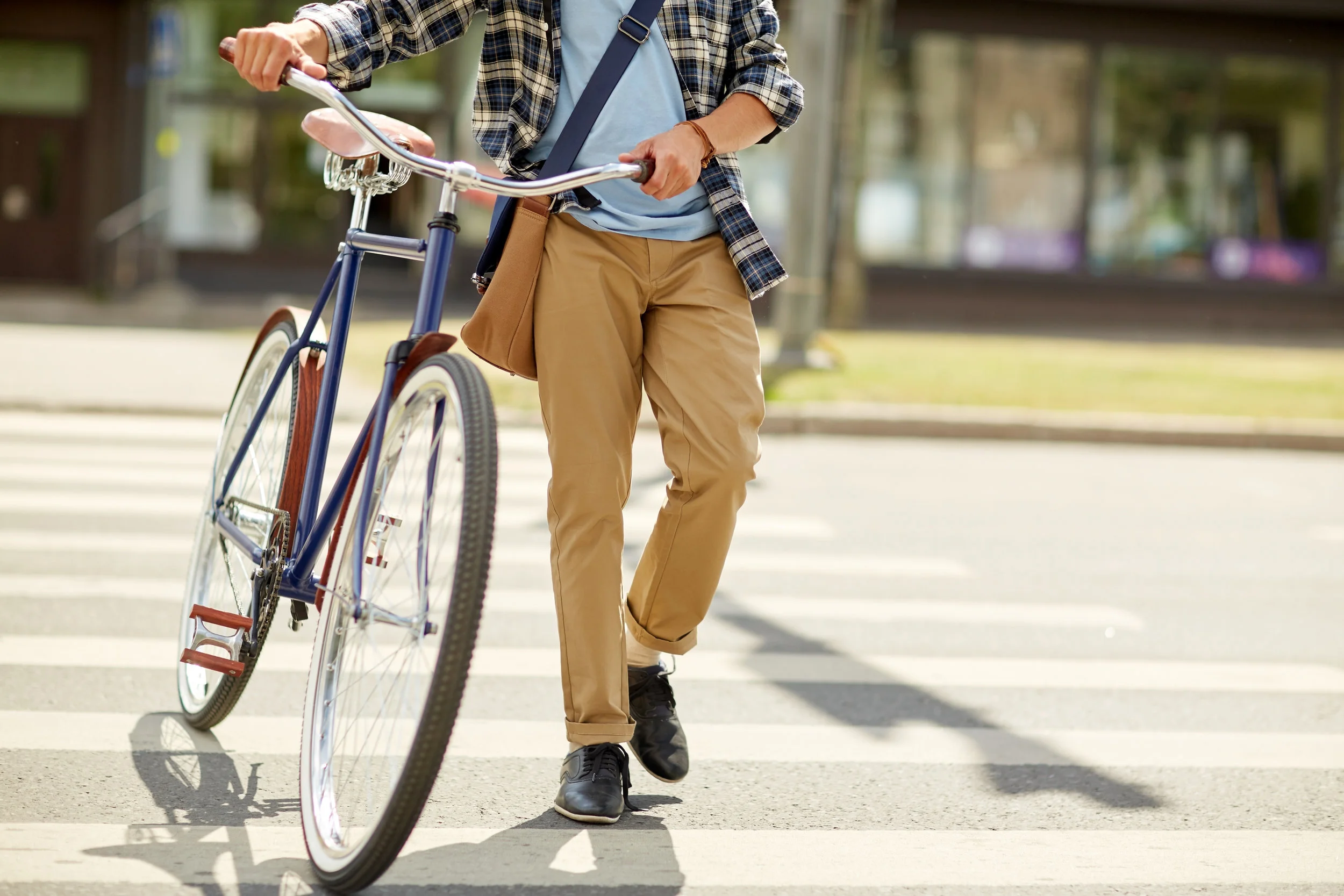 young-man-with-fixed-gear-bicycle-on-crosswalk-P2WTFQ2.jpg