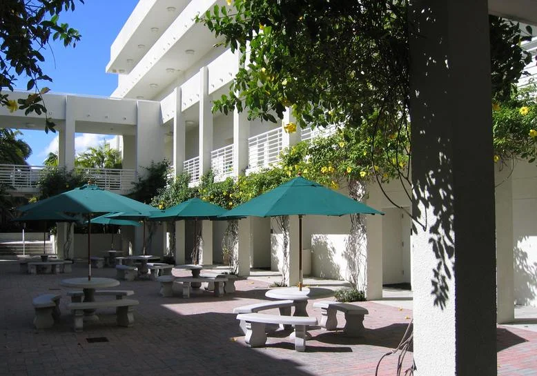 winner_detail_slideshow_umcomm_courtyard.jpg