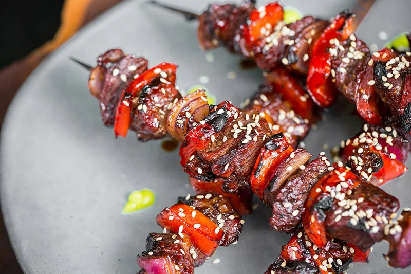 12_Recetario Weber_Brocheta de Short Rib con Salsa Teriyaki-800.jpg