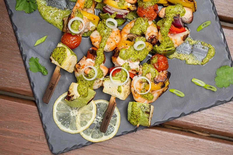 50_Recetario Weber_Brochetas Salmon y Camarón con Aderezo de Cilantro-800.jpg