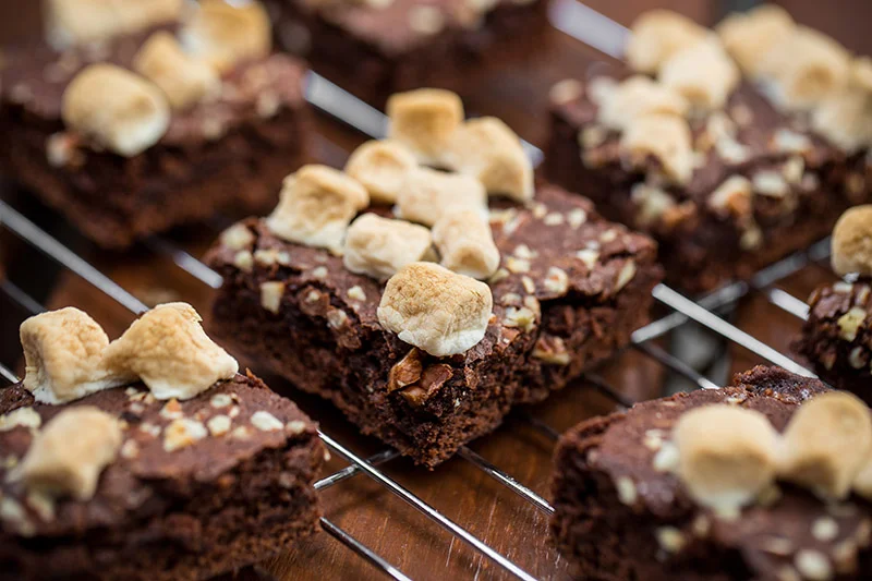 80_Recetario Weber_Brownie con Cerveza Tocino y Bombones-800.jpg