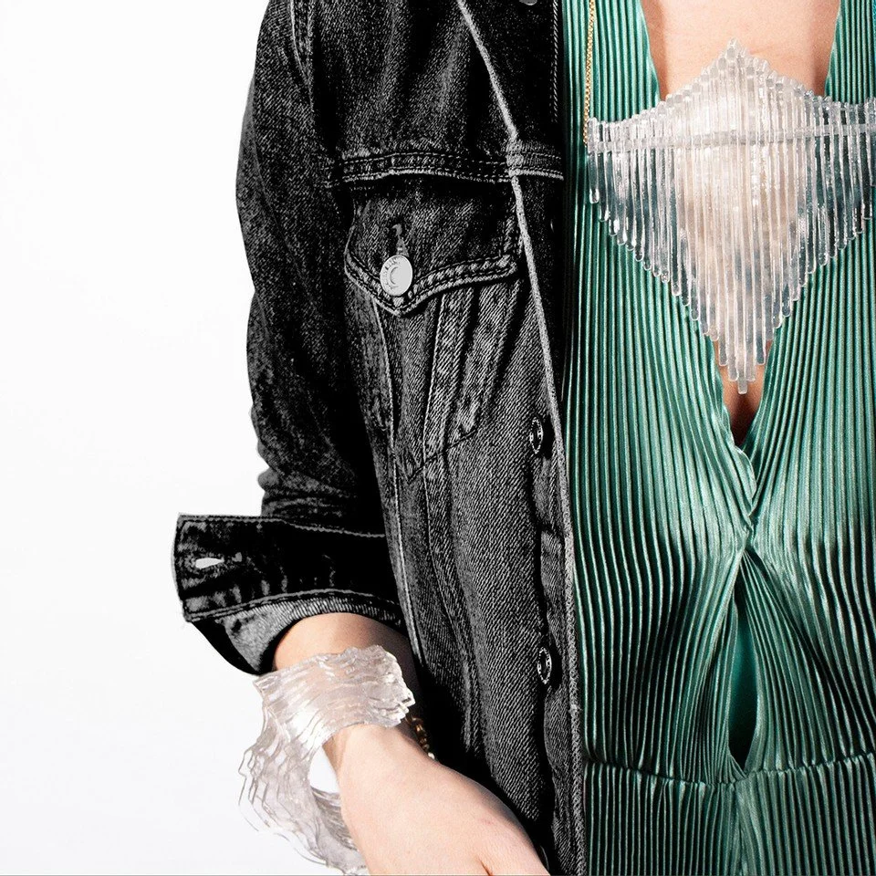 Statement jewelry for easy conversation