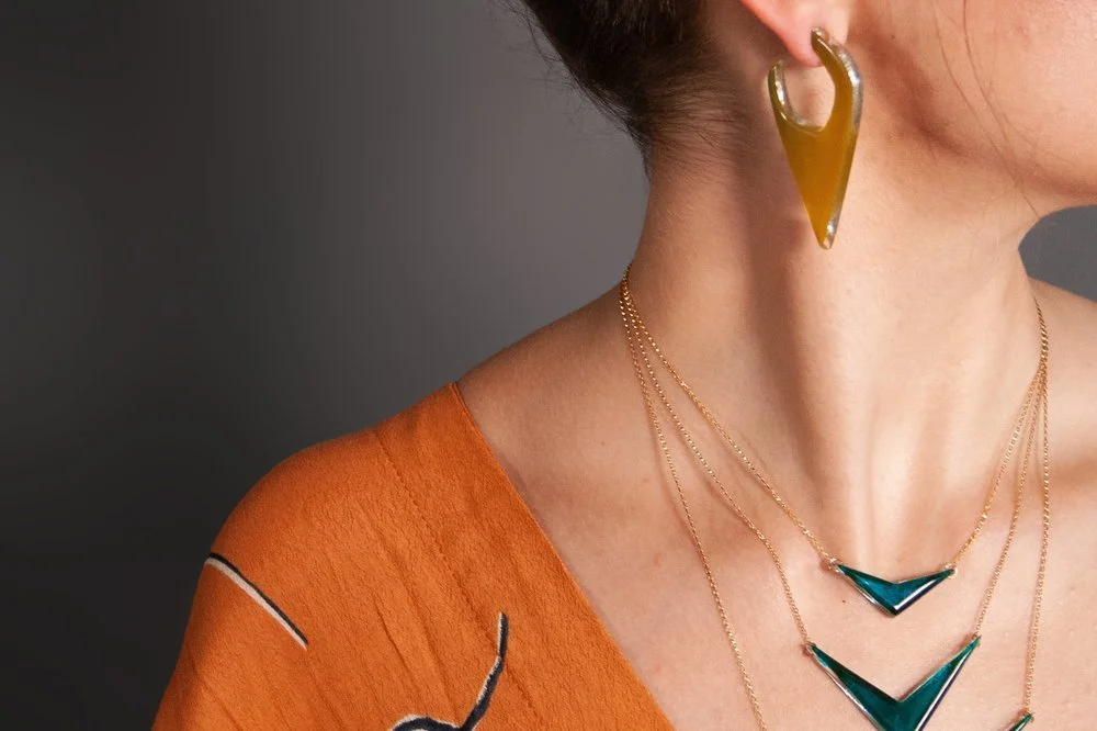 How do we cut glass to make earrings? 